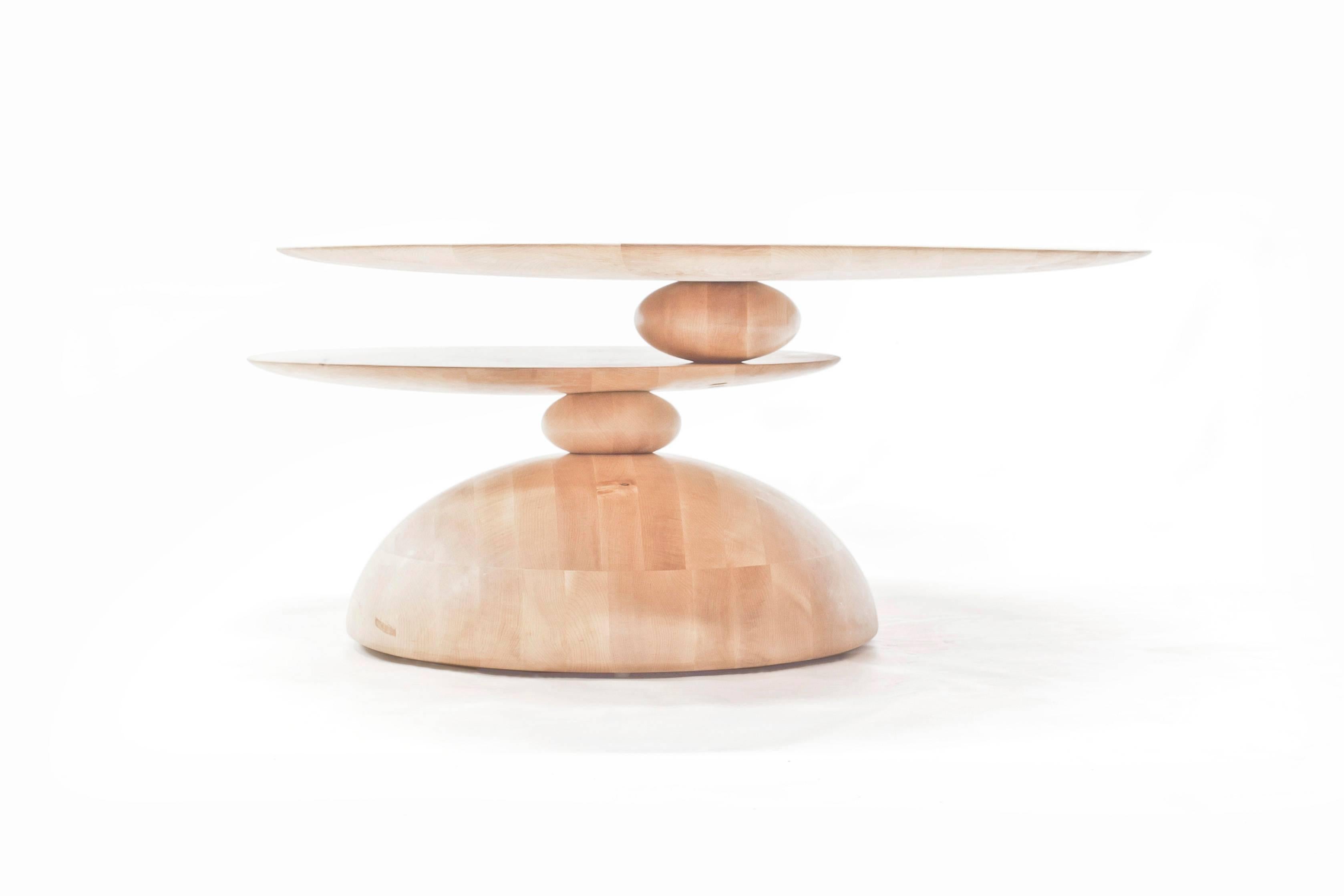 Die Kollektion Cairn von Alvaro Uribe für Wooda stellt die Wahrnehmung von Möbeln als rein funktional in Frage. Wir glauben, dass Möbel ein Gefühl von Spiritualität und Magie in unser Leben bringen. In Anlehnung an antike Steinhaufen besteht jedes