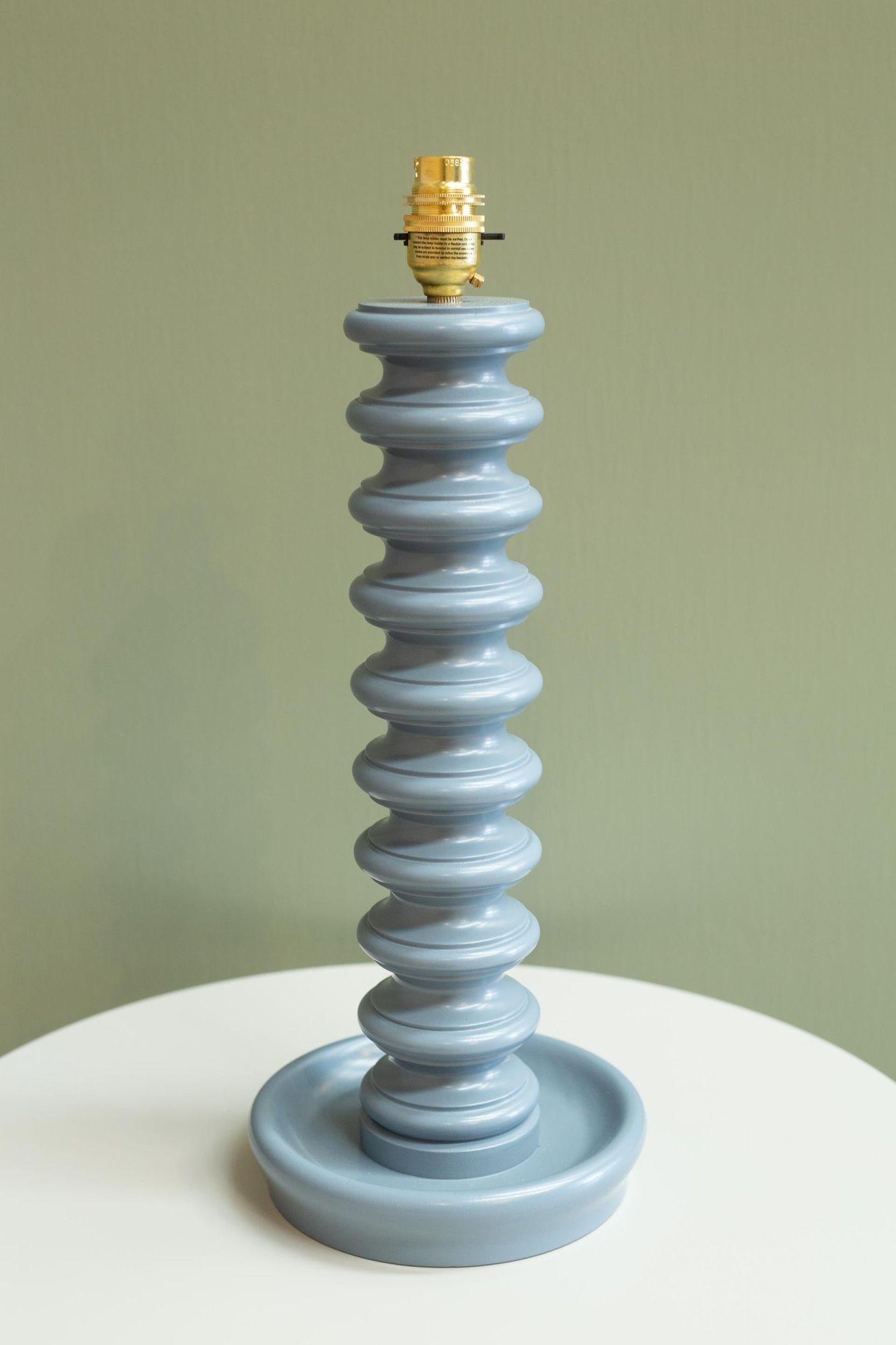 „Cairn“-Tischlampe aus gedrechseltem Holz, Nordsee