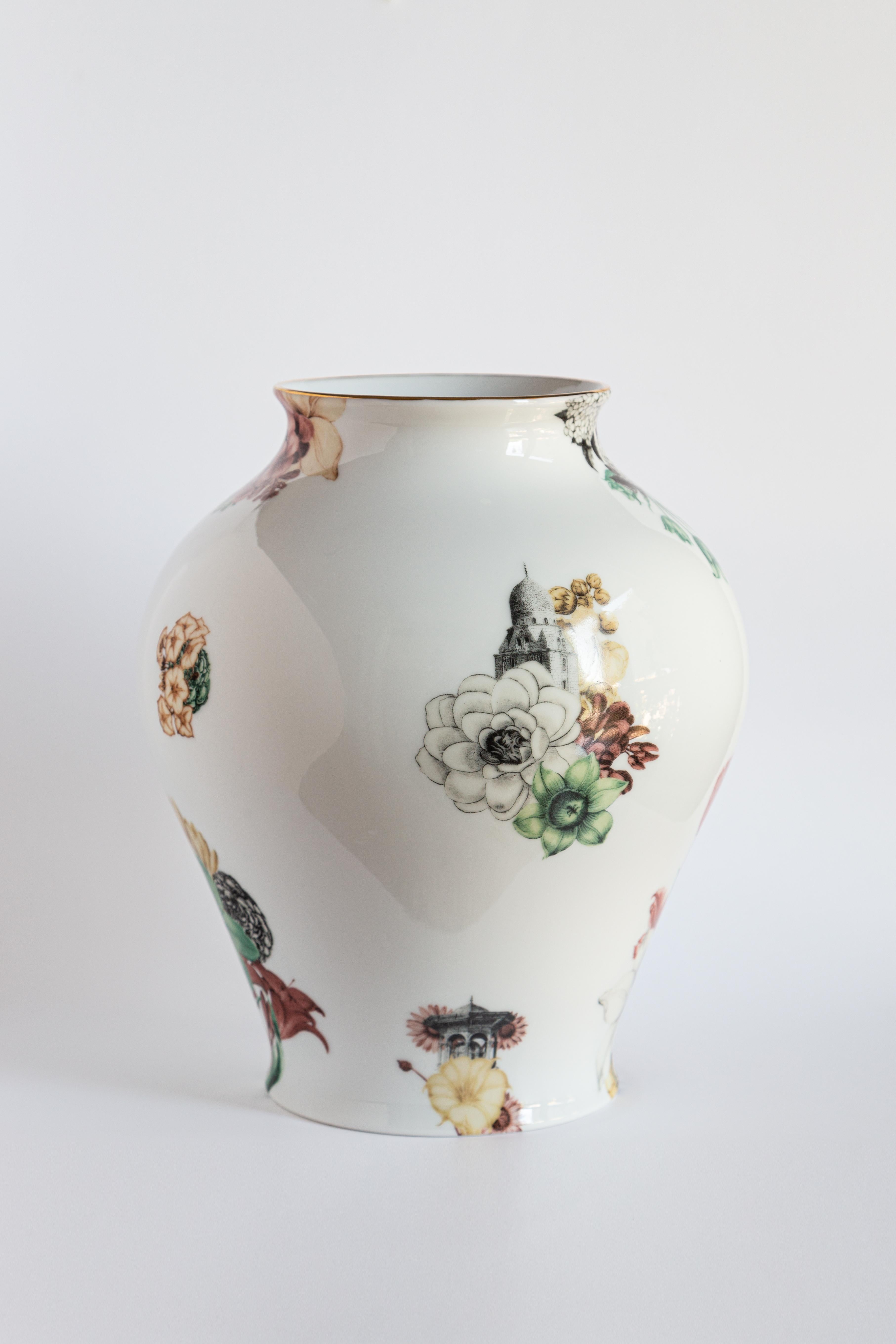 The Classic design of this porcelain vase comes back to life with retro decorations with a contemporary flavor. Flowers and Middle Eastern architectures fits together in this dreamy design.