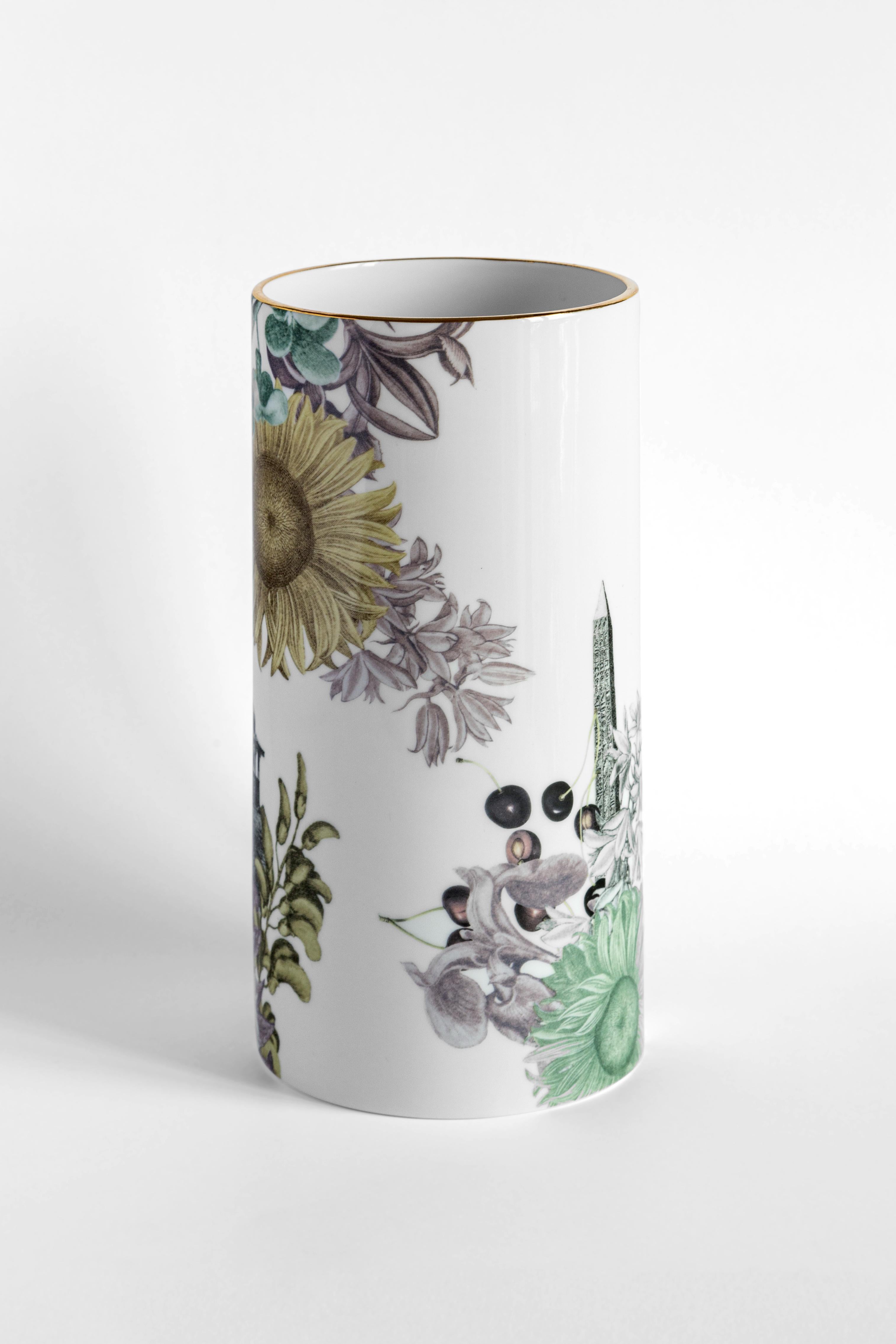 Das zylindrische Design dieser Porzellanvase wird durch die Anwendung eines zeitgenössischen und einzigartigen Dekors aufgewertet und einzigartig gemacht. Kairo zeigt ein Blumenarrangement in verschiedenen Pastellfarben und ägyptische Architektur.