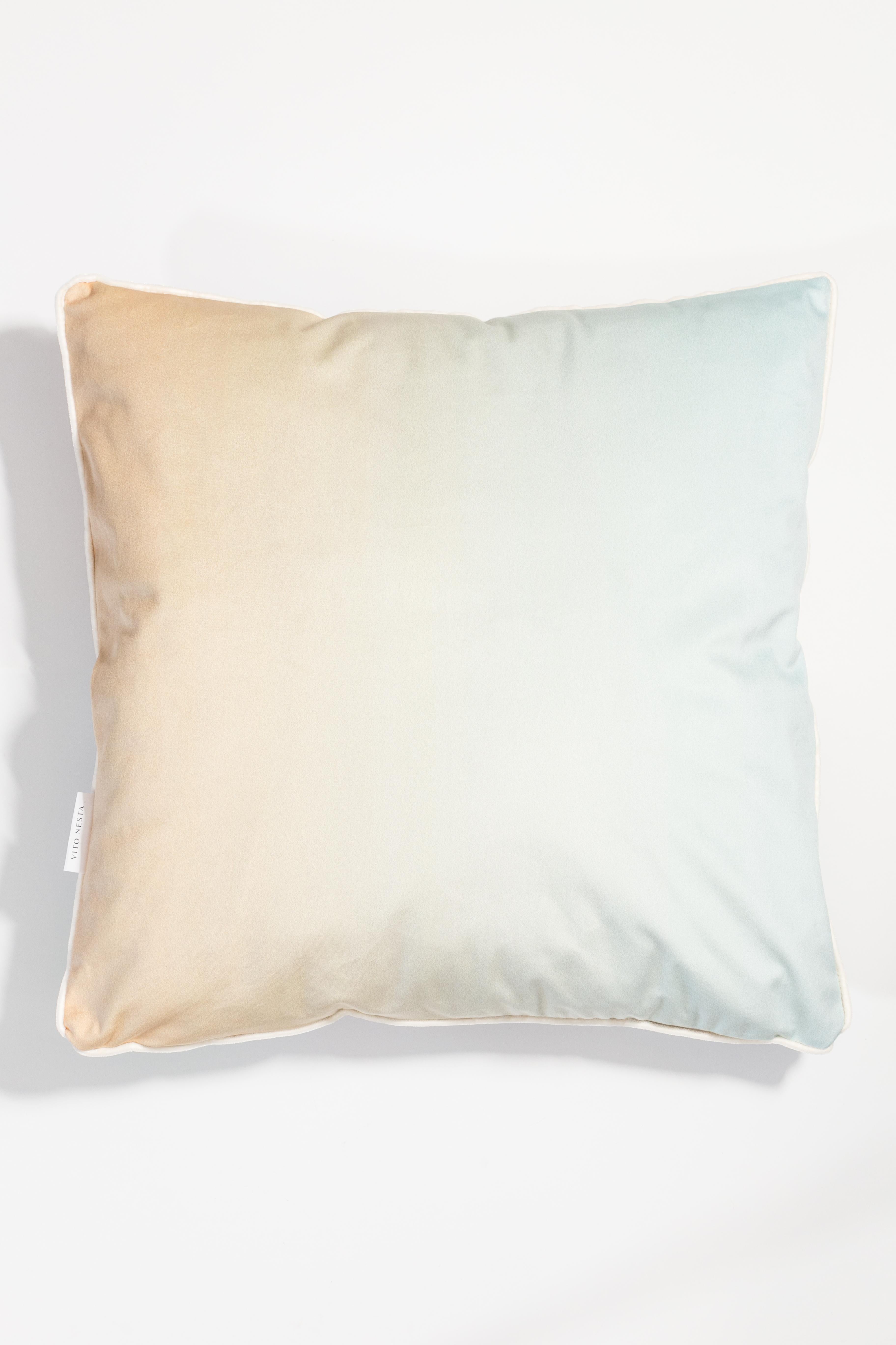 Cairo pillows est un ensemble de coussins qui évoquent le monde du Moyen-Orient avec des illustrations d'architectures et de villes anciennes de différents pays de la région du Croissant fertile. Autour du dessin noir et blanc, des fleurs colorées