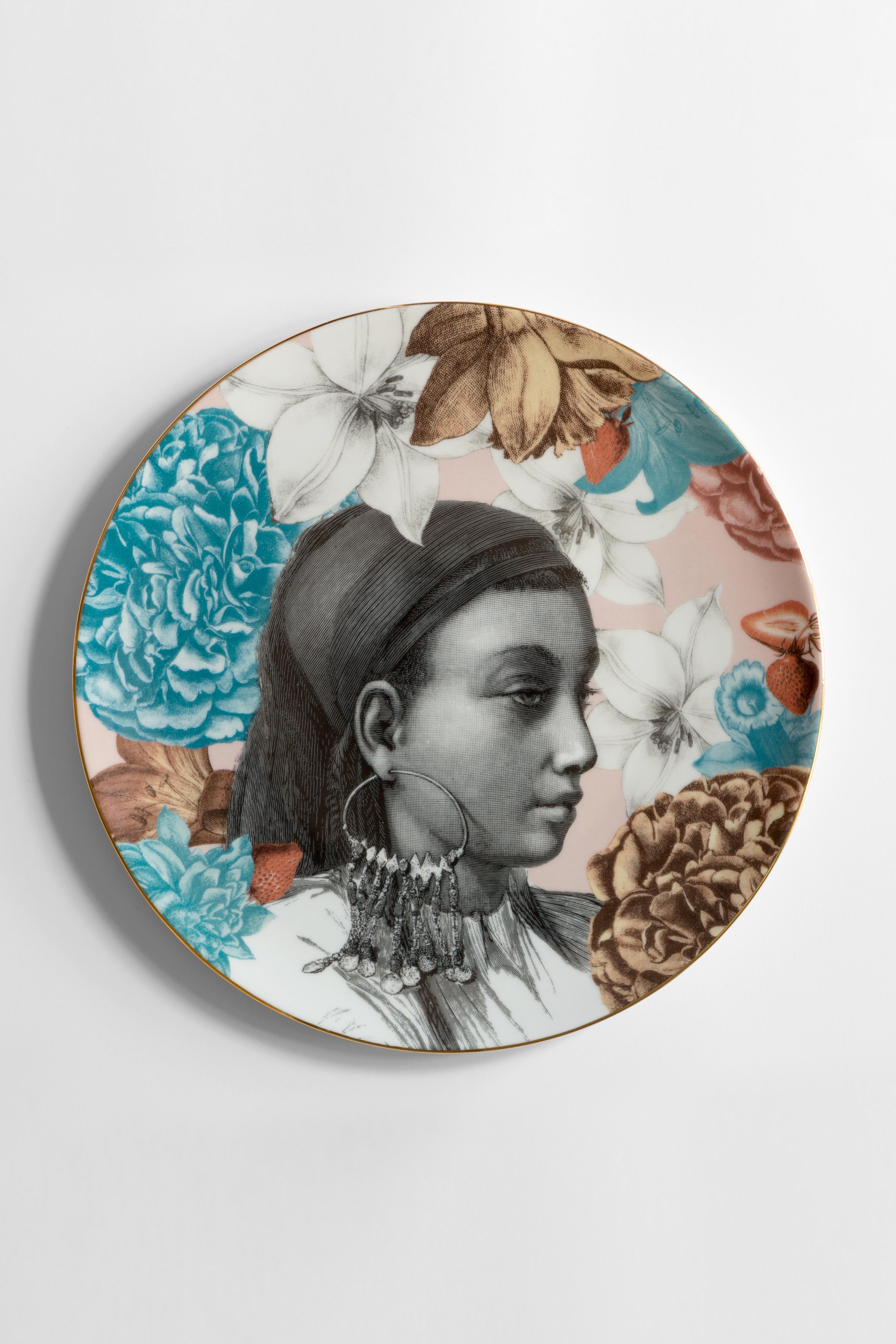 A pensive Berber woman, depicted in black and white while she boasts her traditional headpiece and jewelry with an expression of proud strength on her face, is the protagonist of this dinner plate in porcelain, part of the Cairo collection. All