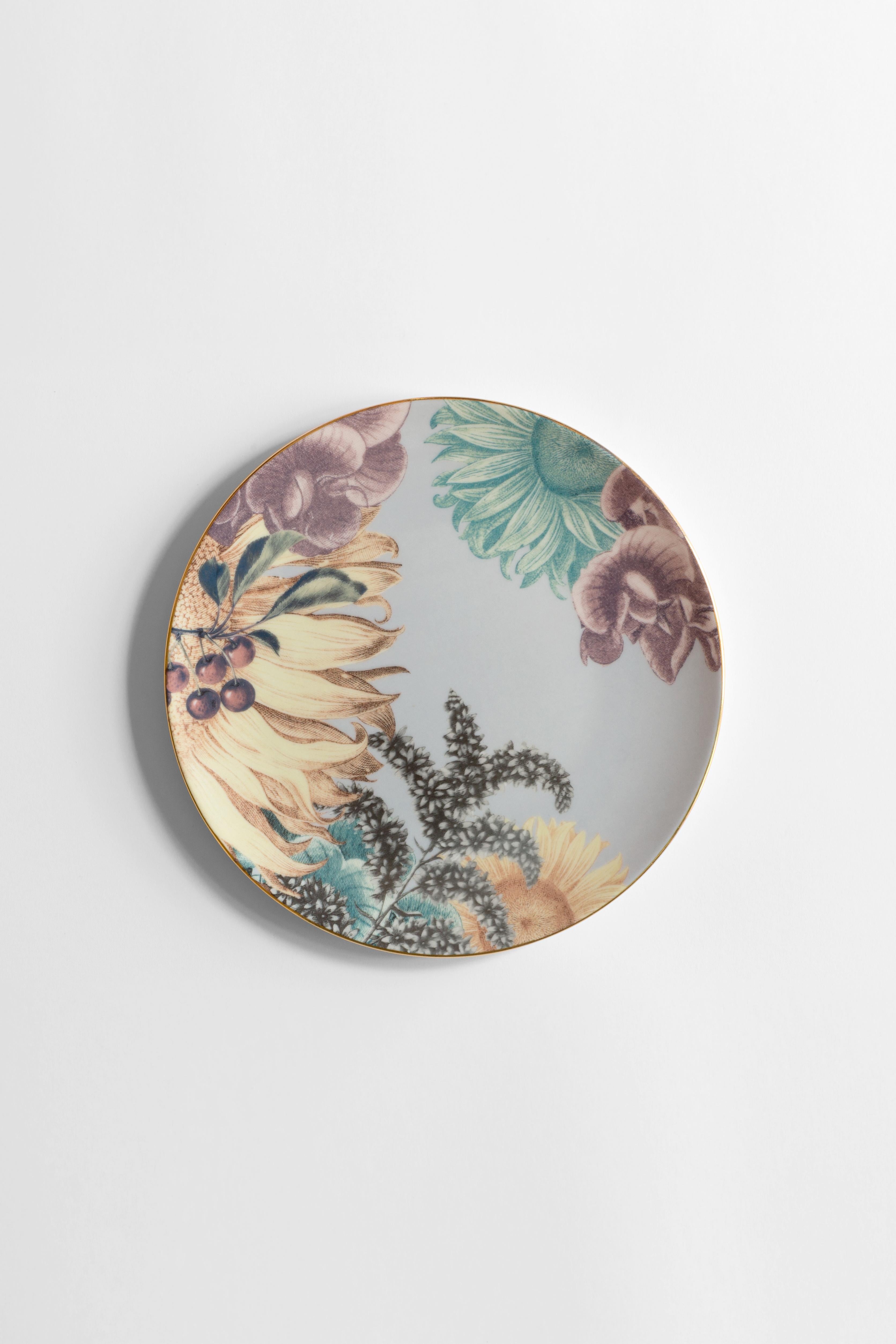 A pensive Berber woman, depicted in black and white while she boasts her traditional headpiece and jewelry with an expression of proud strength on her face, is the protagonist of this dinner plate in porcelain, part of the Cairo collection. All