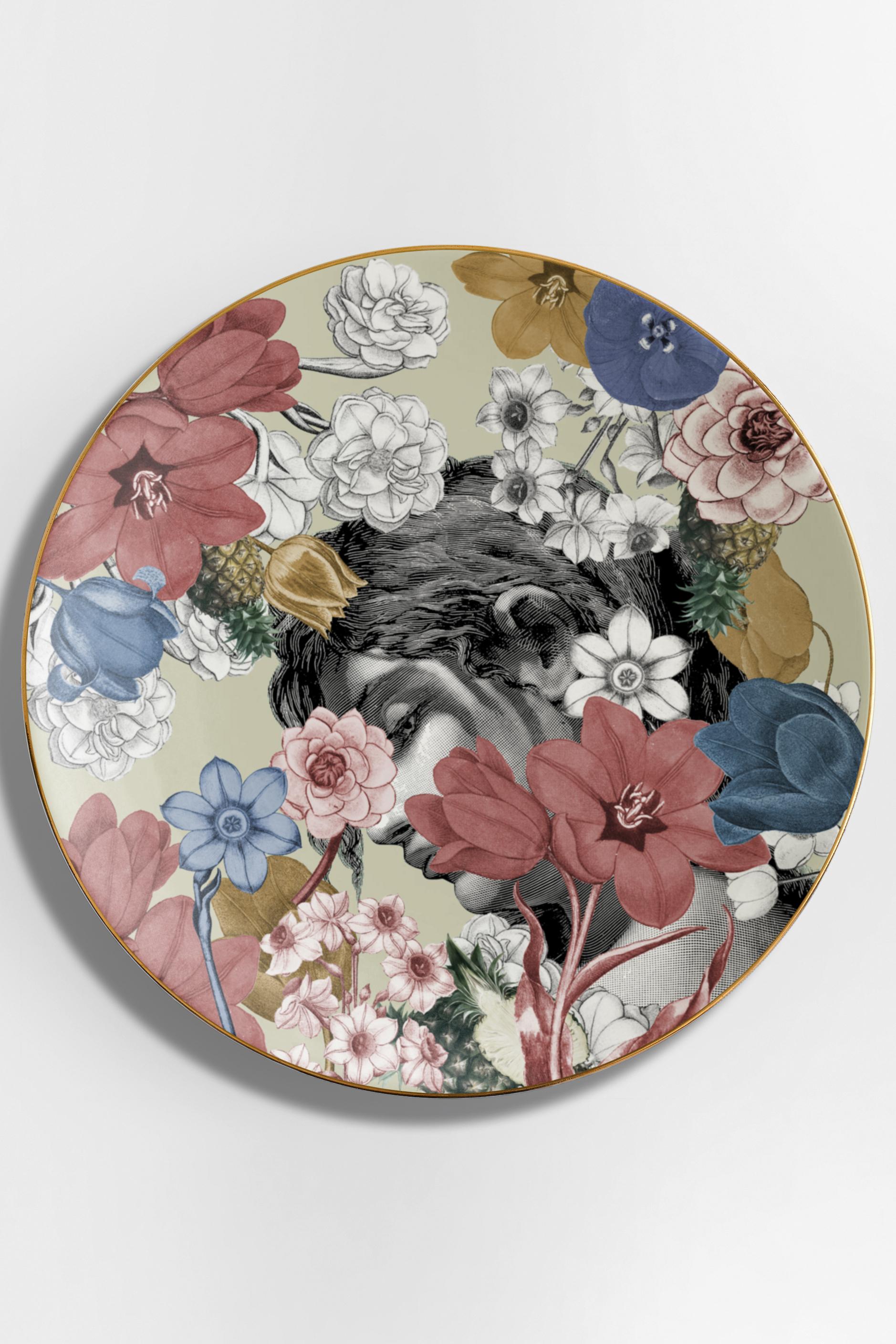A pensive Berber woman, depicted in black and white while she boasts her traditional headpiece and jewelry with an expression of proud strength on her face, is the protagonist of this dinner plate in porcelain, part of the Cairo collection. All