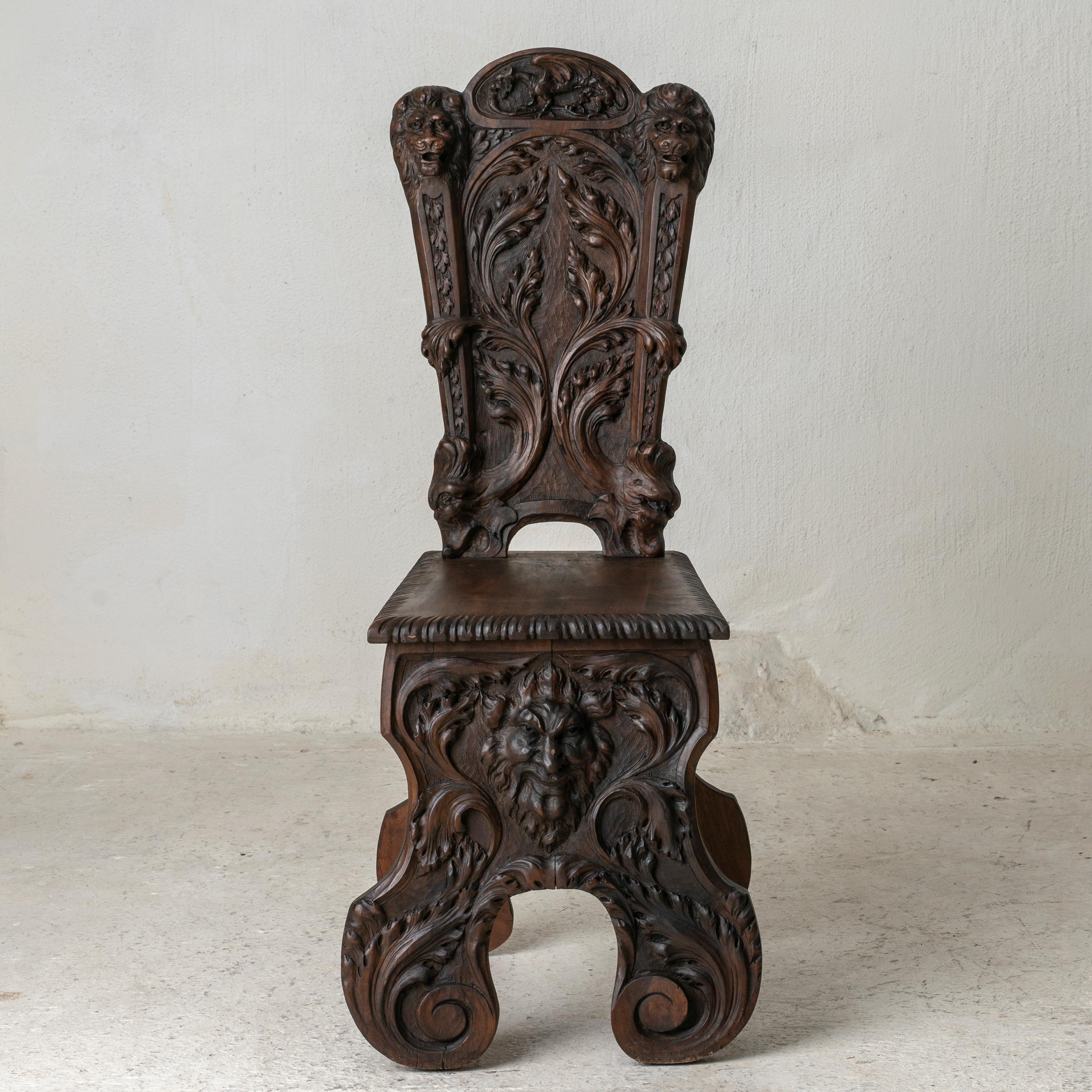 Una coppia di sedie realizzate in Svezia alla fine del XIX secolo. Realizzato in Oak e intagliato a mano.