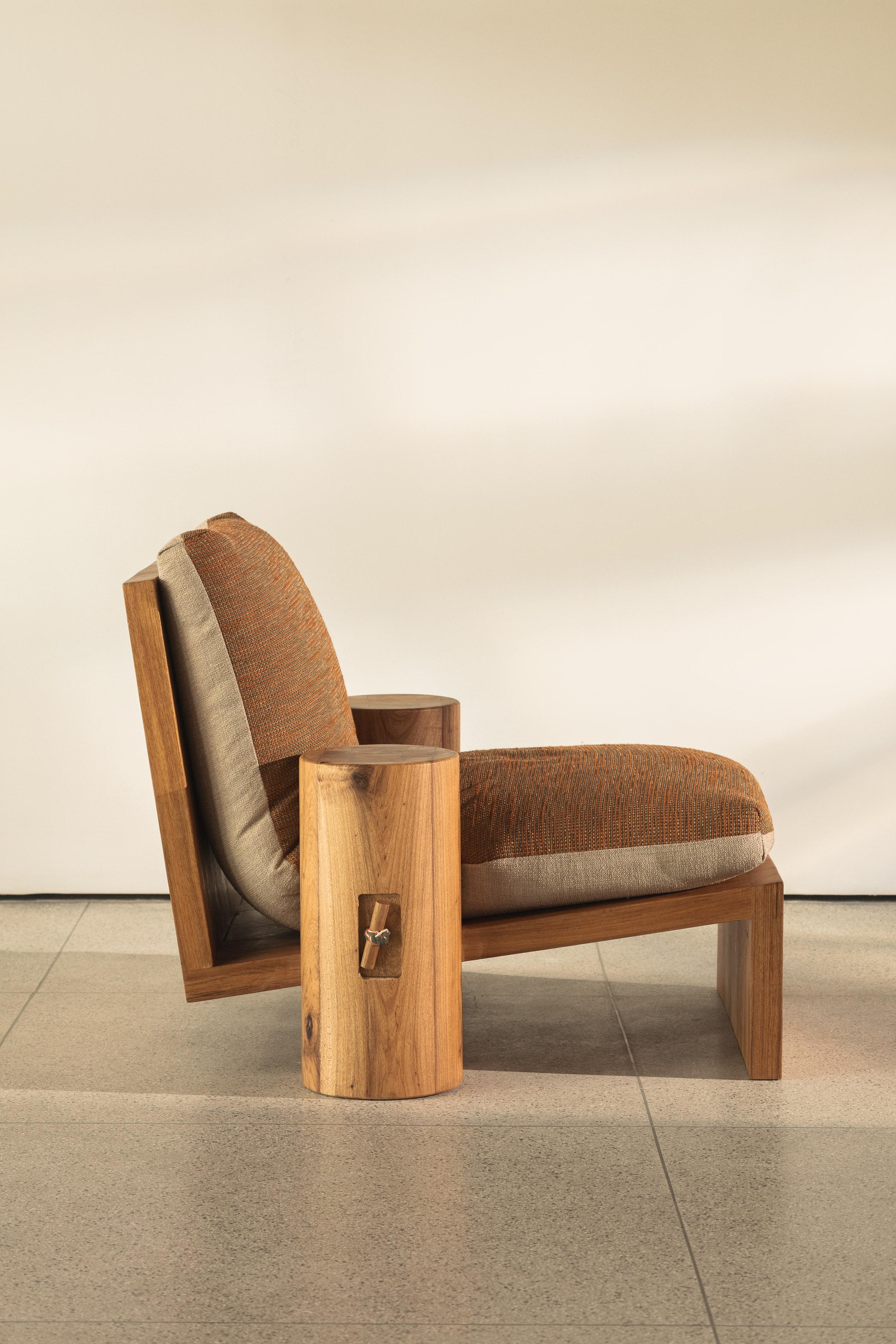 The Cais armchair draws inspiration from the traditional vernacular design of wooden docks located alongside the water.

The large cushion is securely positioned between two wooden cylinders, with a rope spanning the entire piece from one side to