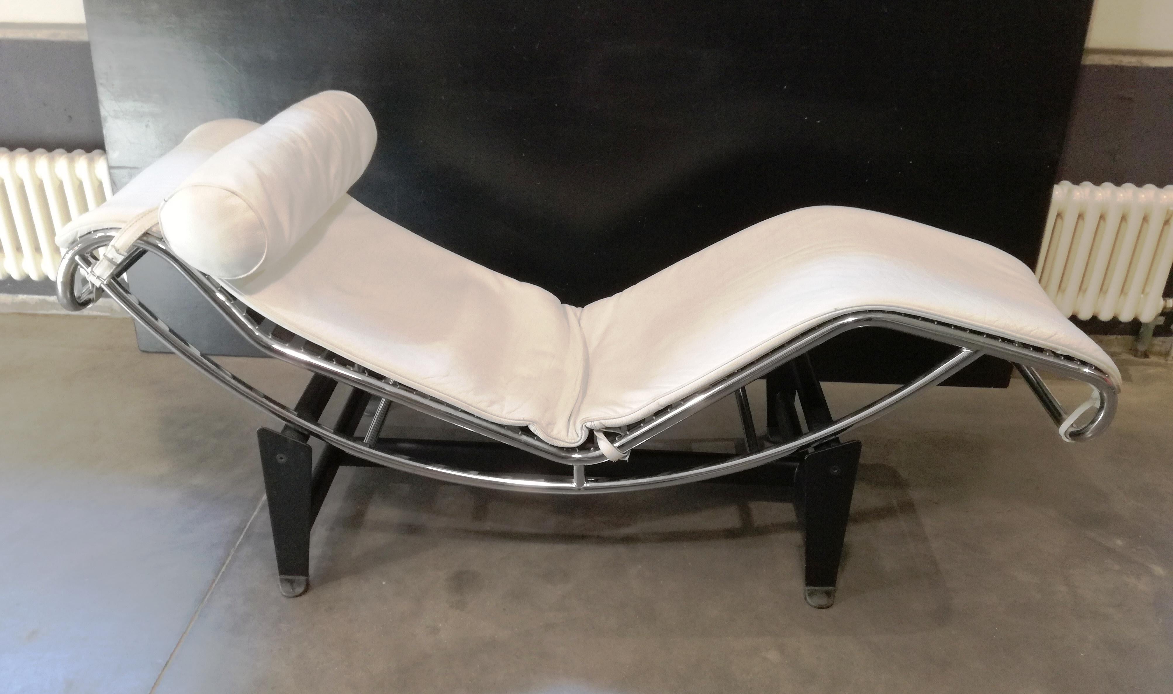 chaise loungue di ispirazione Bauhaus. basculante. produzione Alivar anni 90. usata ma bene conservata. vera pelle di qualita'.