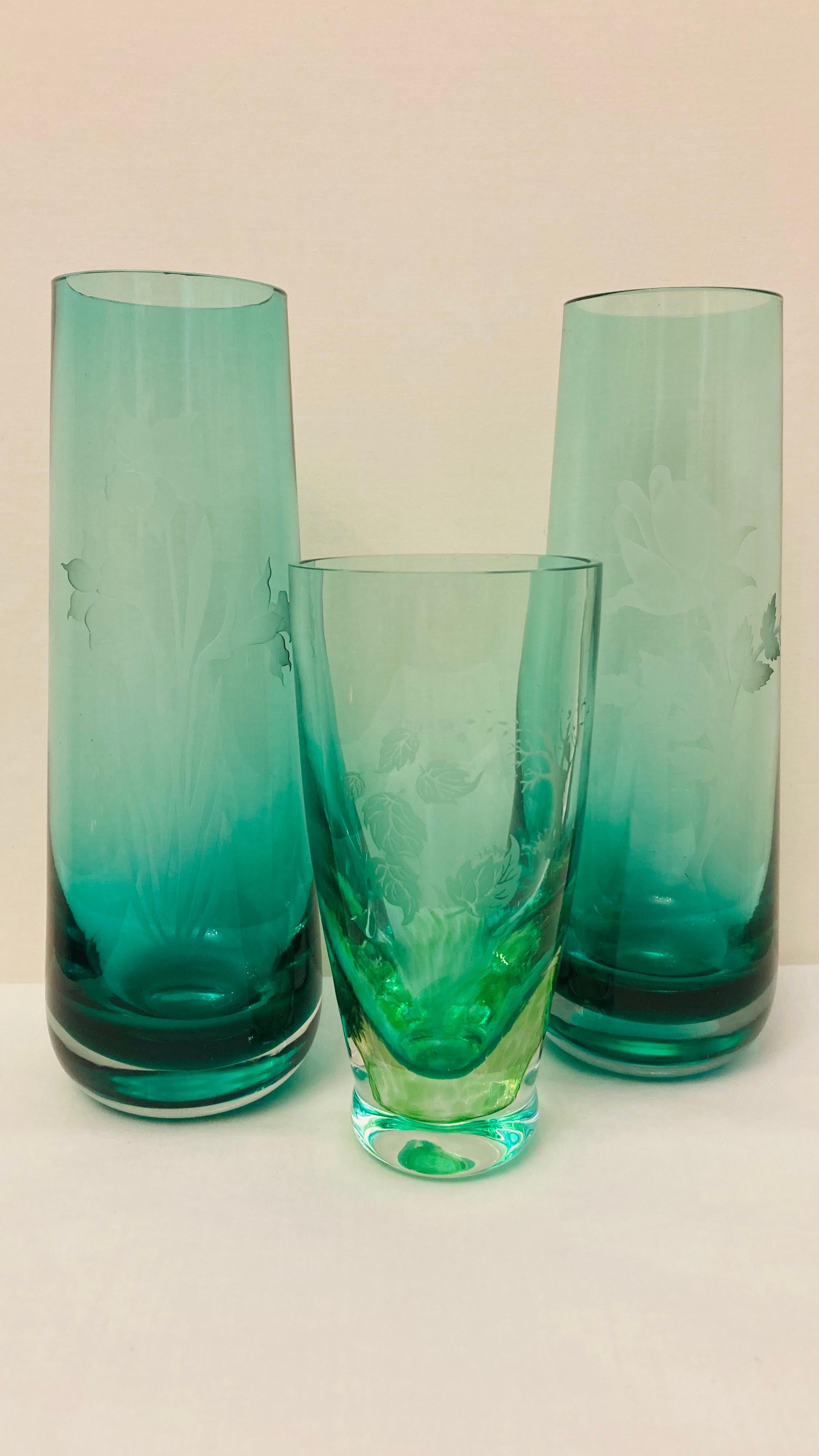 Beautiful vintage set of 3 Caithness glass engraved bud vases in green and clear simply and elegant vases designed by Charles Orr for Caithness hand made in Scotland. Perfect condition, two have 20 cm tall and last have 15 cm tall.