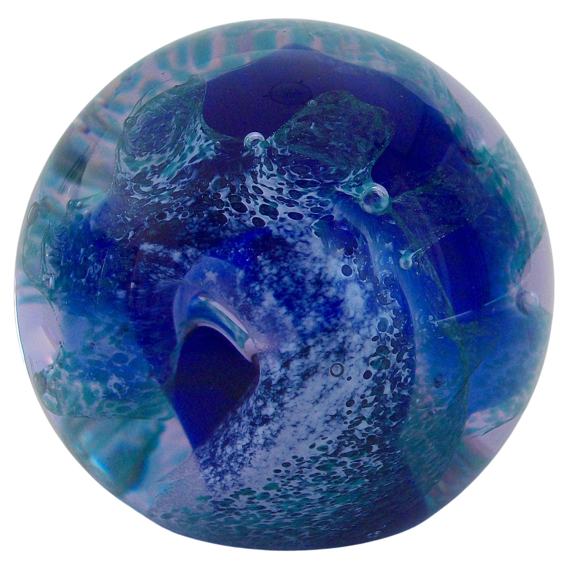 CAITHNESS - High Seas - Presse-papier en verre bleu tourbillonnant - K.K. - Fin du XXe siècle