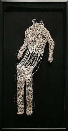 „Just A Kid“, Häkelskulptur, Textilkunst, Biomorph, weißer Baumwollschnur