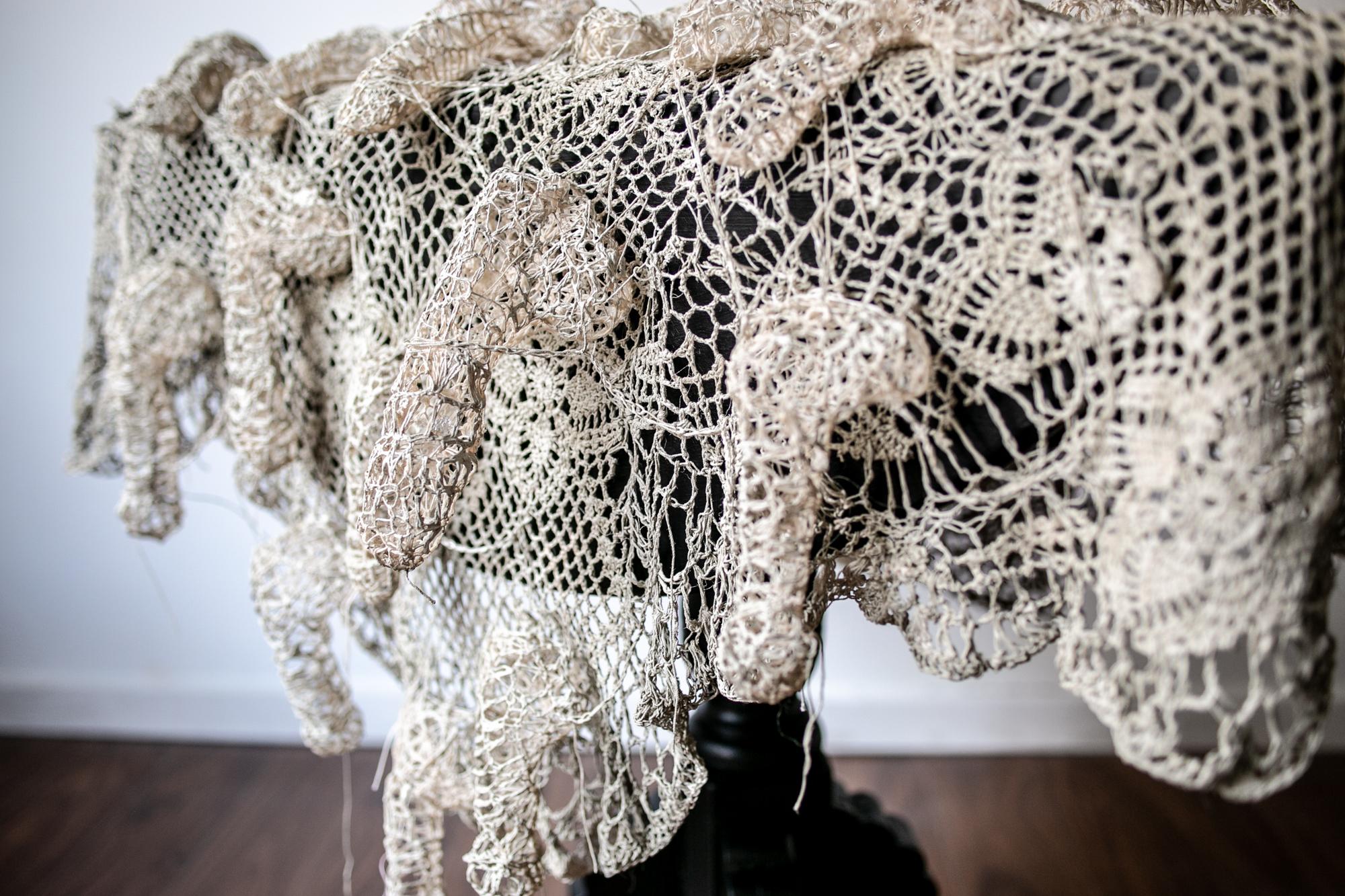 Table des trophées - Gris Figurative Sculpture par Caitlin McCormack