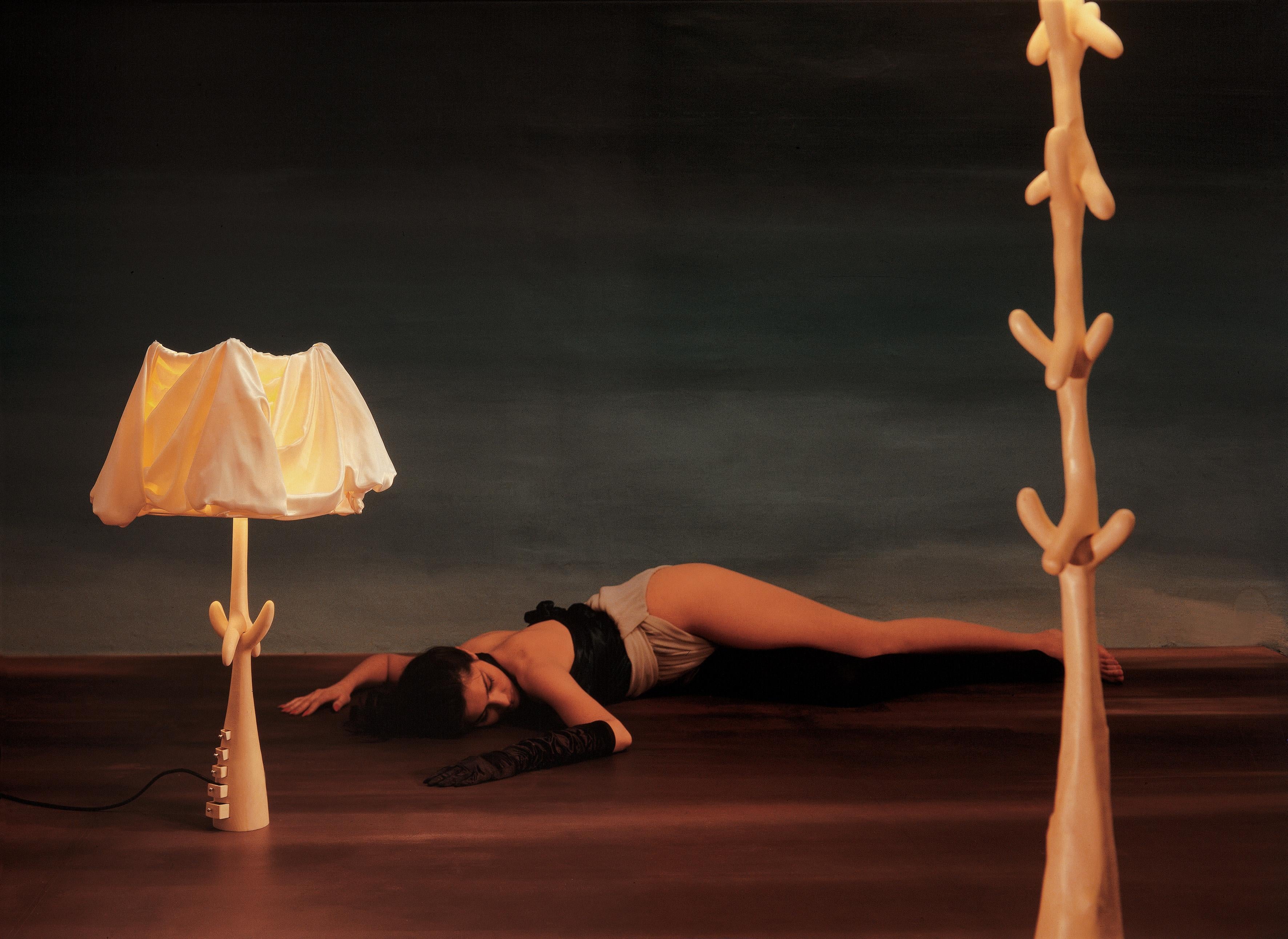 Verni Salvador Dalí Cajones  Sculpture Lampe à abat-jour en lin en vente