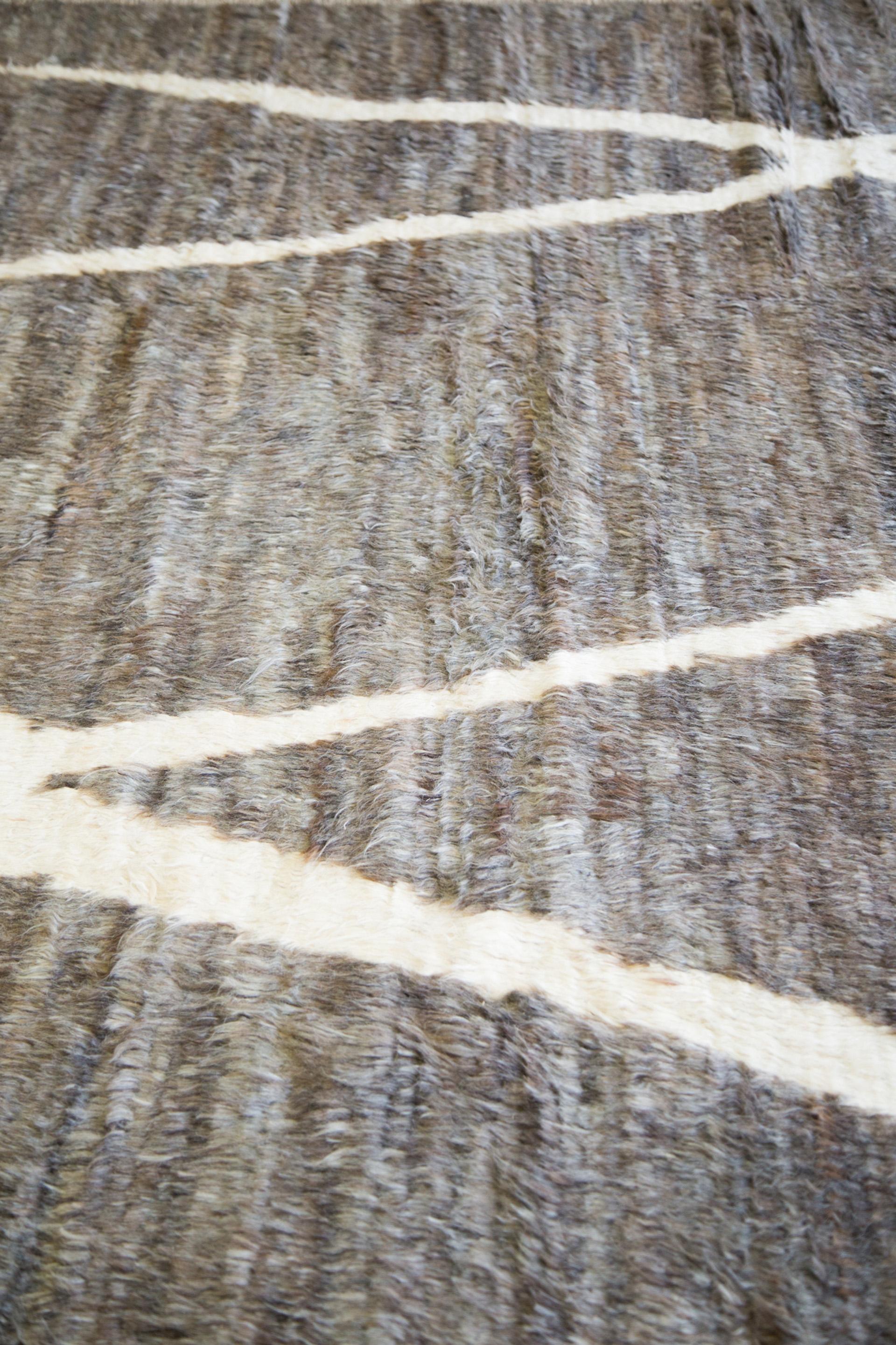 Azilal-Stammesteppiche aus Marokko sind bekannt für ihre handgesponnene Wolle, ihre satten Farben, ihre intuitiven Motive und ihre charmant unregelmäßige Oberfläche. Die Atlas Collection'S von Mehraban umfasst Azilal-Originale und zeitgenössische
