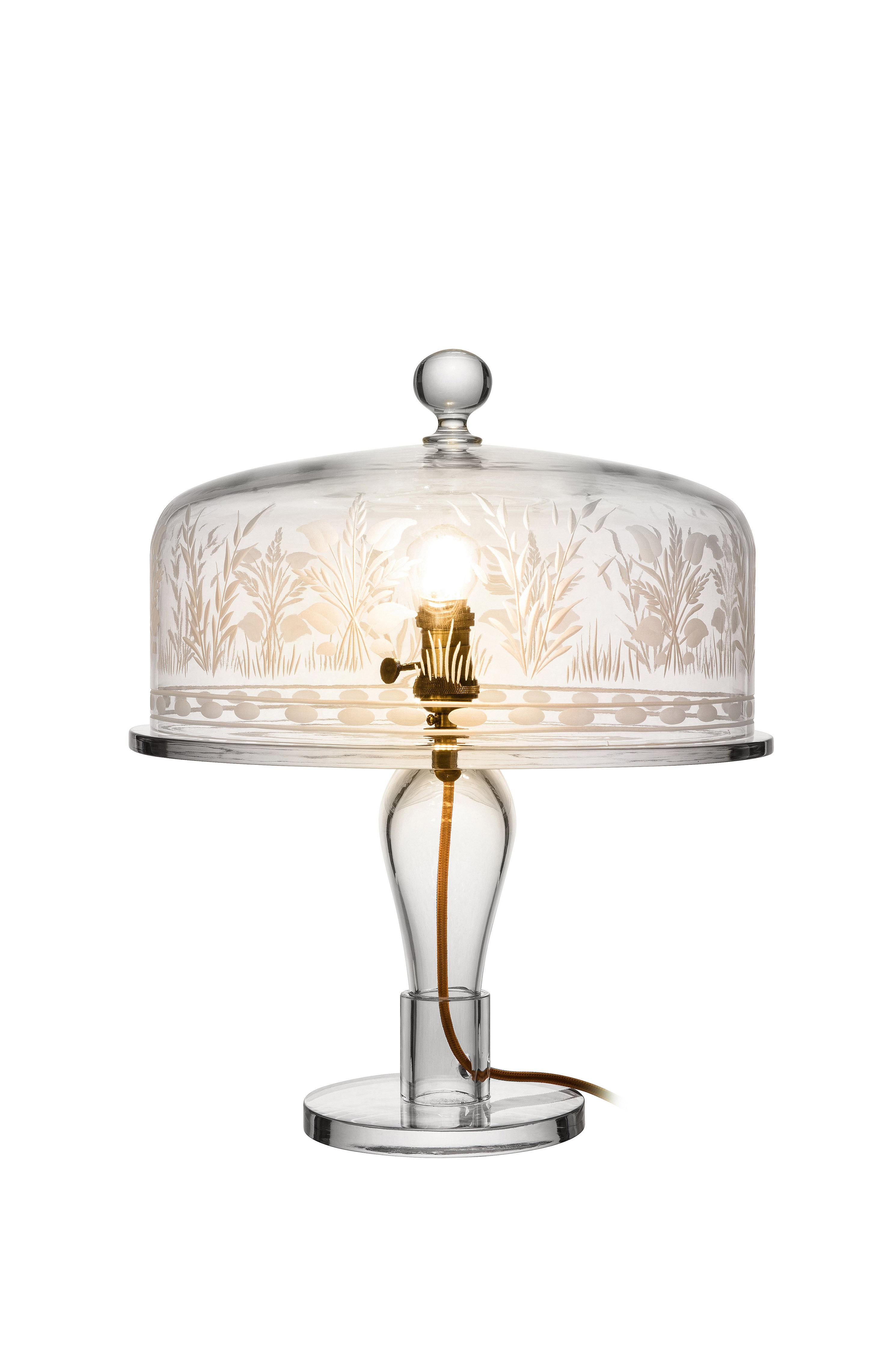 Die kunstvolle und inspirierende Cake Lamp wird in Italien aus handgeätztem Kristall hergestellt. Mit einer einzigen, vertikal angeordneten Glühbirne, die gleichmäßiges Licht aus der Mitte wirft. Bei Beleuchtung erwacht der Kreisel zum Leben und