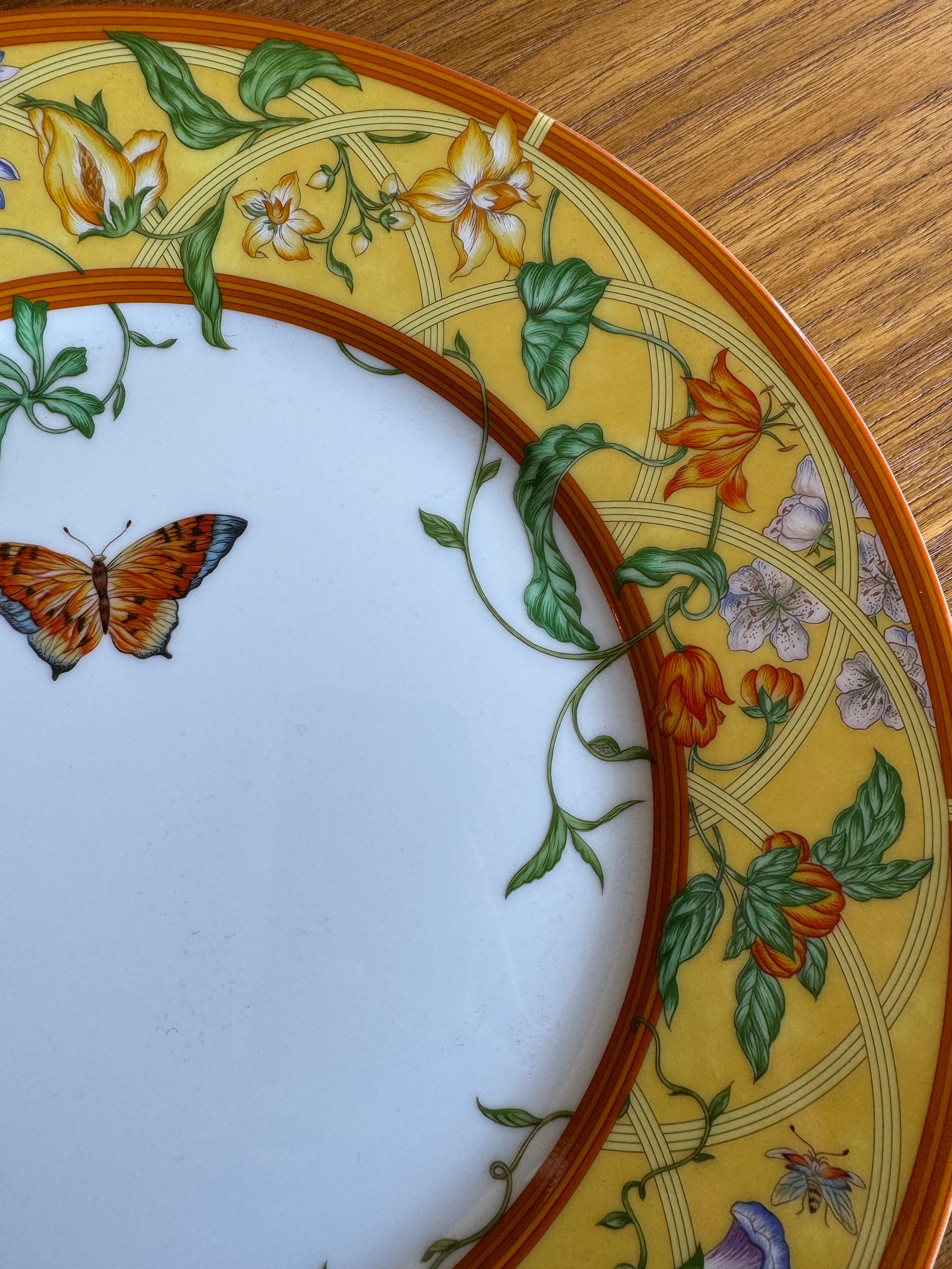 Plat à gâteaux de la merveilleuse manufacture de porcelaine d'Hermès Paris. Ce plat provient de la collection vintage intitulée Siesta, fabriquée dans les années 80-90. 

Il est livré avec sa boîte d'origine (qui est cassée et présente des signes de
