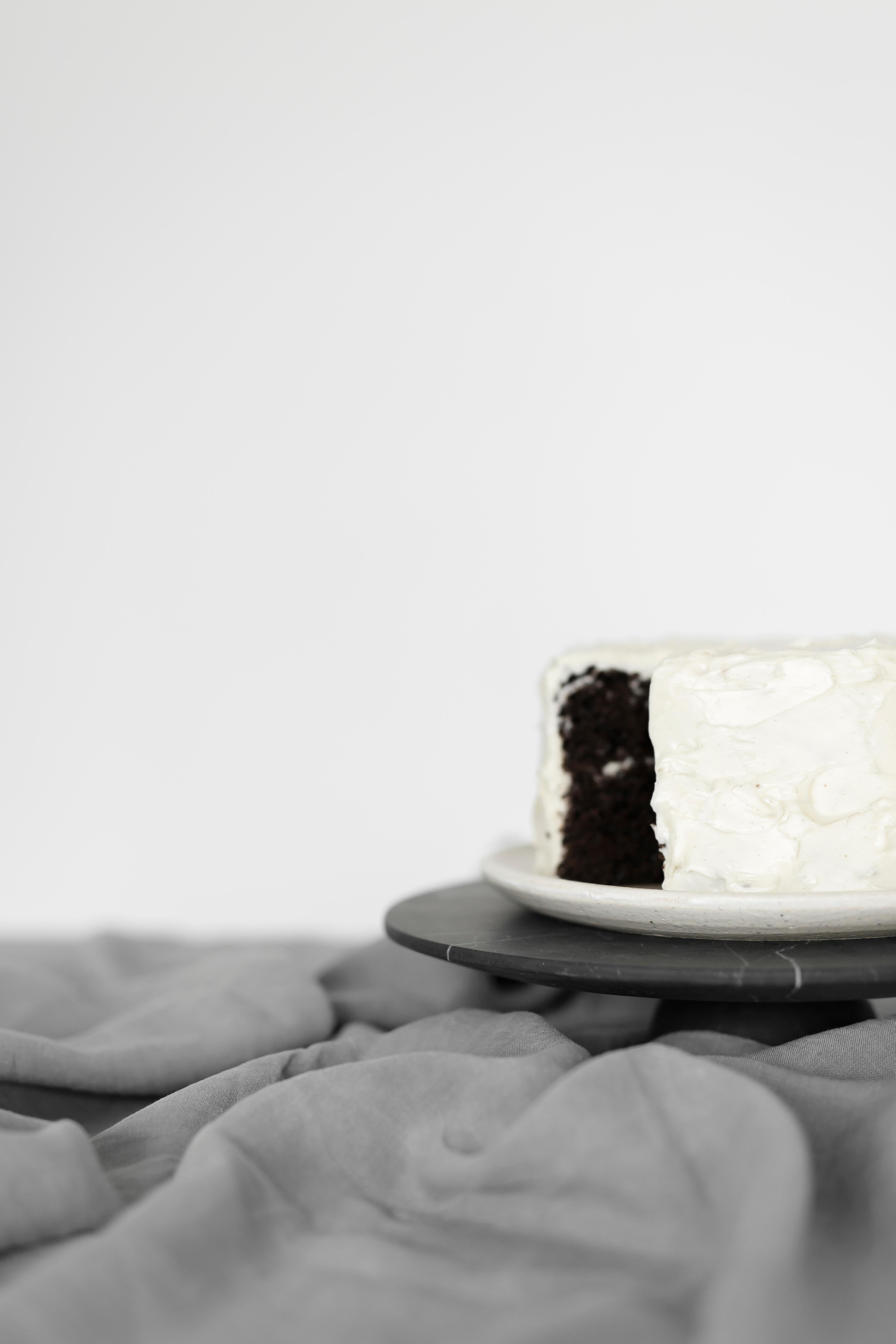 black cake stand