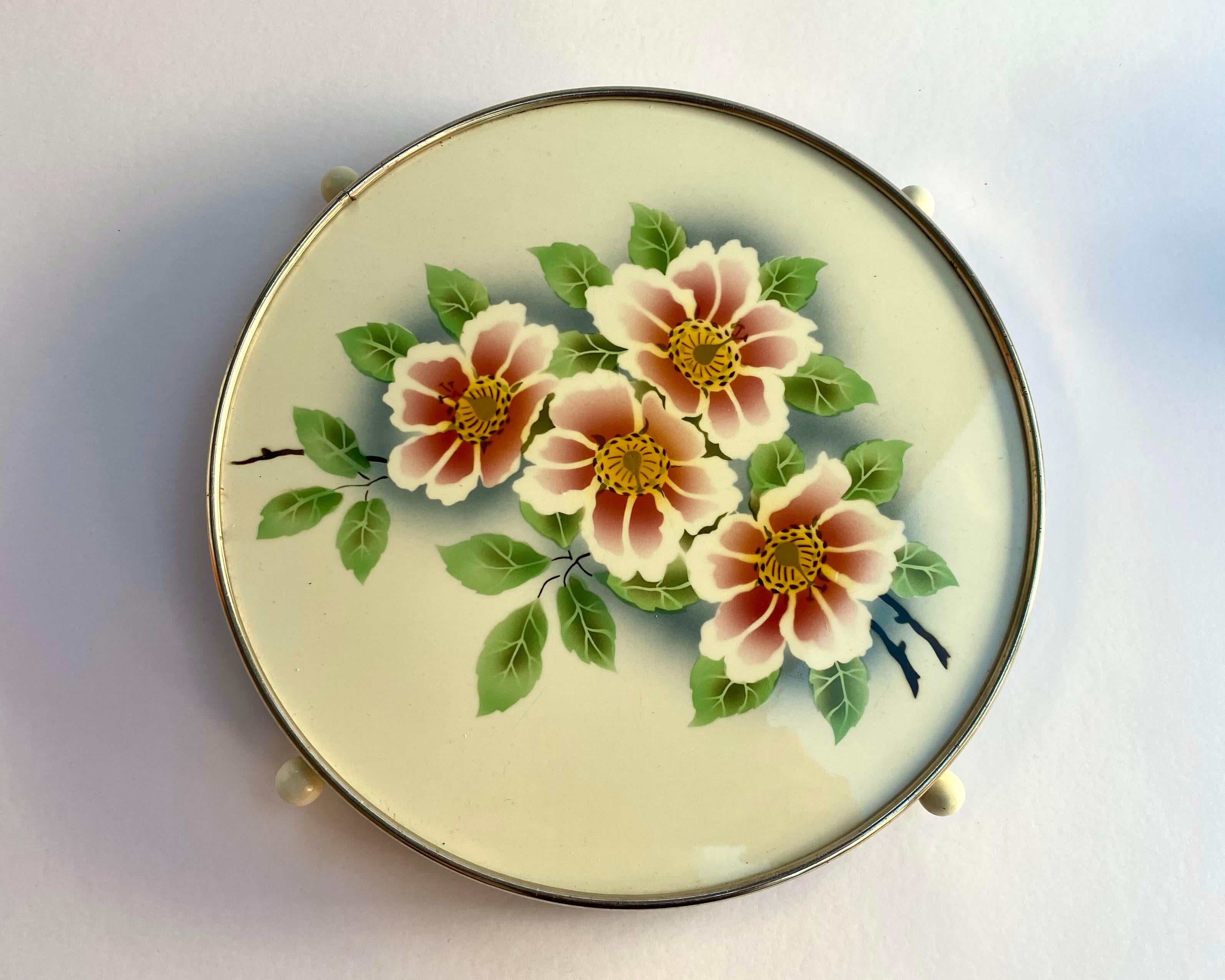 This vintage serving tray from France has a rotating / turning / spinning base.

The base is metal.

Around the outside of the base are four white faience turning 