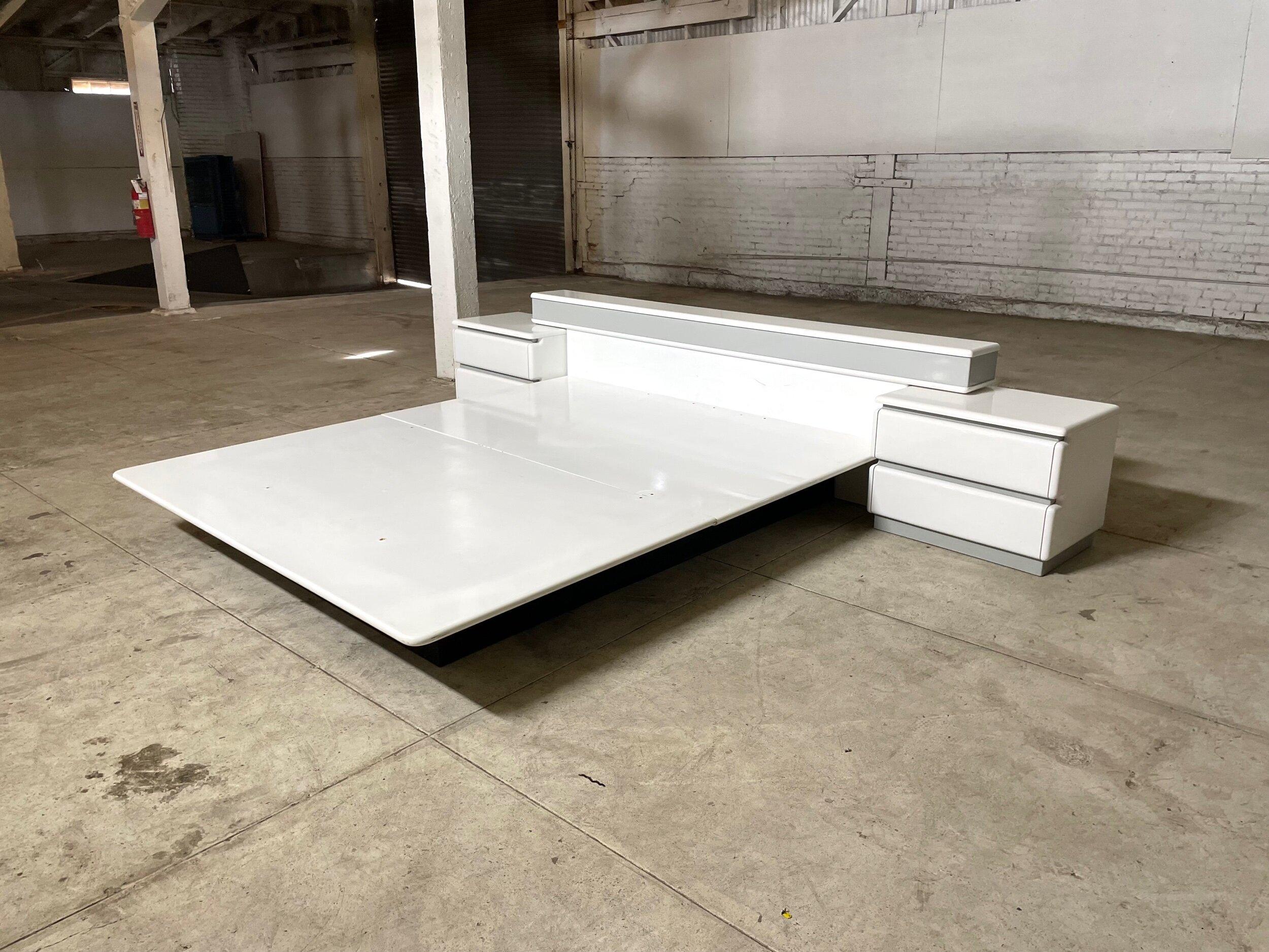 Cal King Rougier Platform Bed In Good Condition In Los Angeles, CA