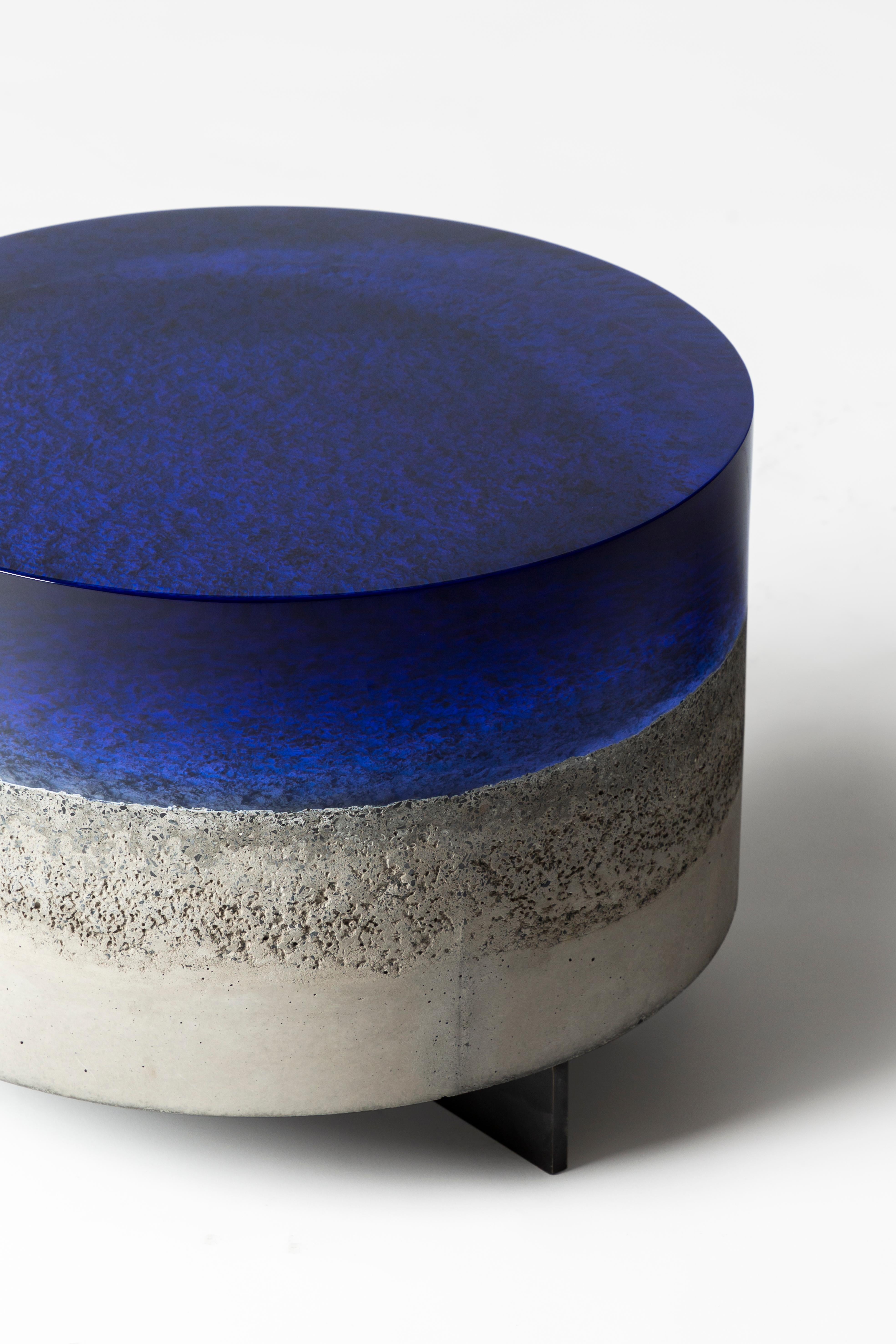 Featuring a juxtaposition of cast resin and concrete, this coffee table has been inspired by Lake Como and its countless shades. The resin, in the tones of blue and green, looks like water, revealing the concrete seabed.
The colors of Draga&Aurel