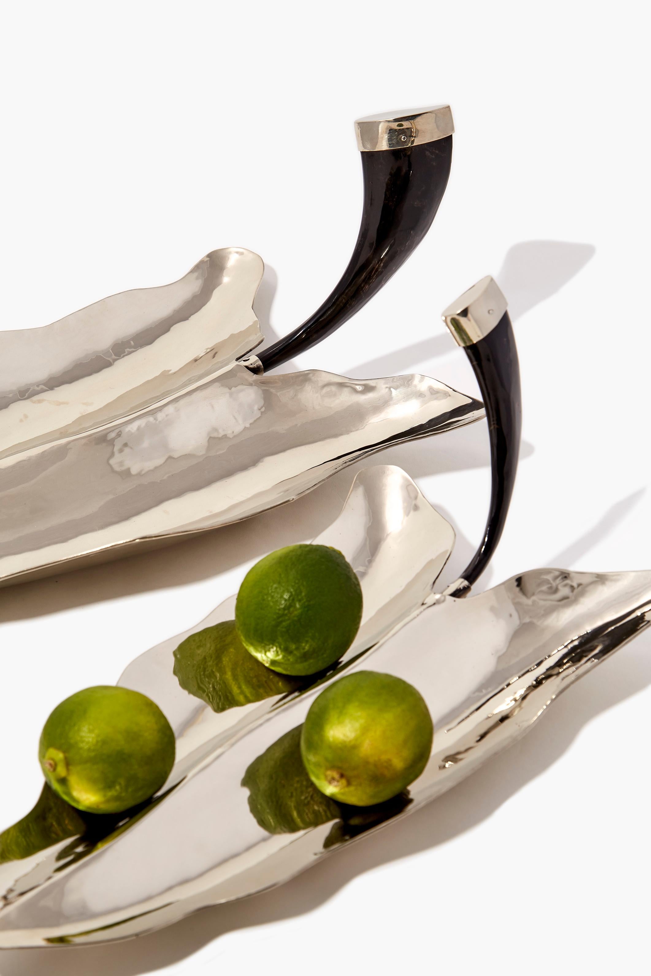 Bandeja grande Cala Leaf, cuerno y alpaca de plata Hecho a mano en venta