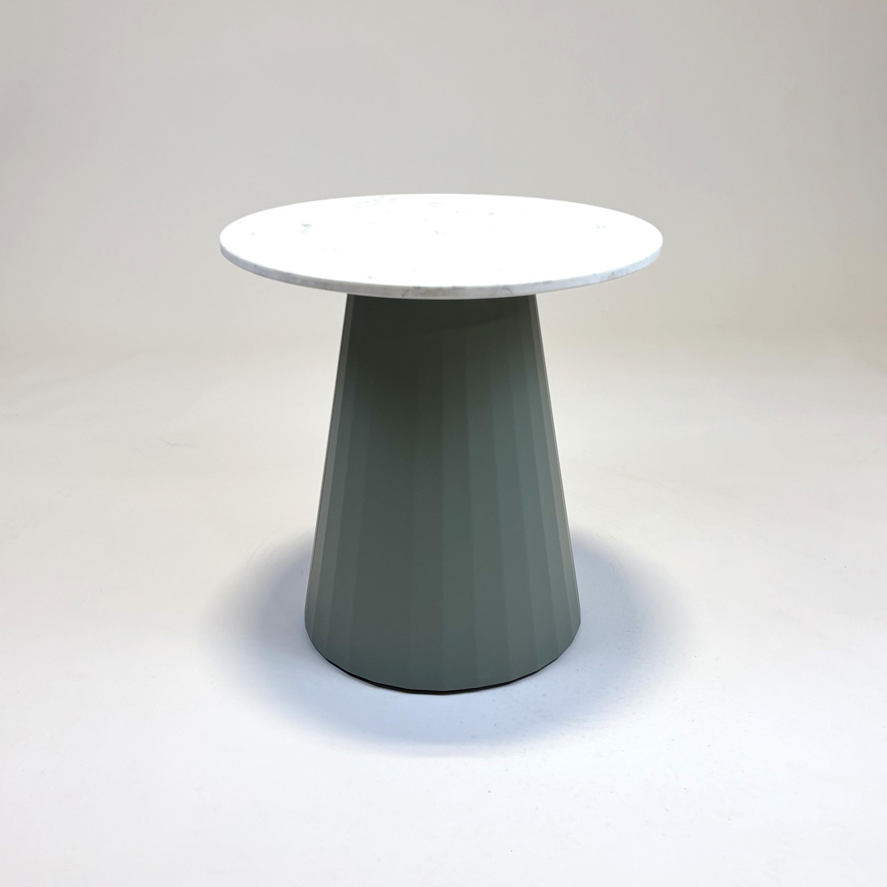 Calas Beistelltisch von Doshi Levien für Kettal
2023
Sockel aus lackiertem Aluminium mit Marmorplatte.

*Der Sockel hat auf beiden Seiten eine Naht.
