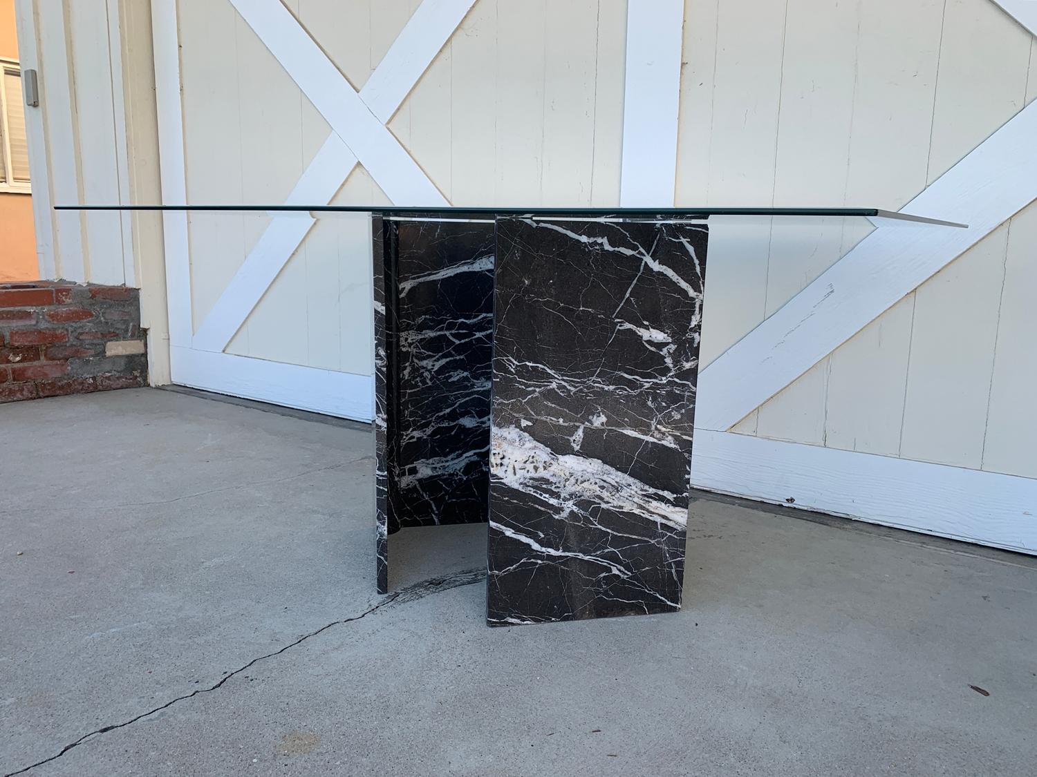 Beautiful dining table with 2 black Calacatta marble pedestals and a glass top.
The piece shows very well, the pedestals can be moved further away or closer together or change the direction they face, they can even be used as a cosole table with a