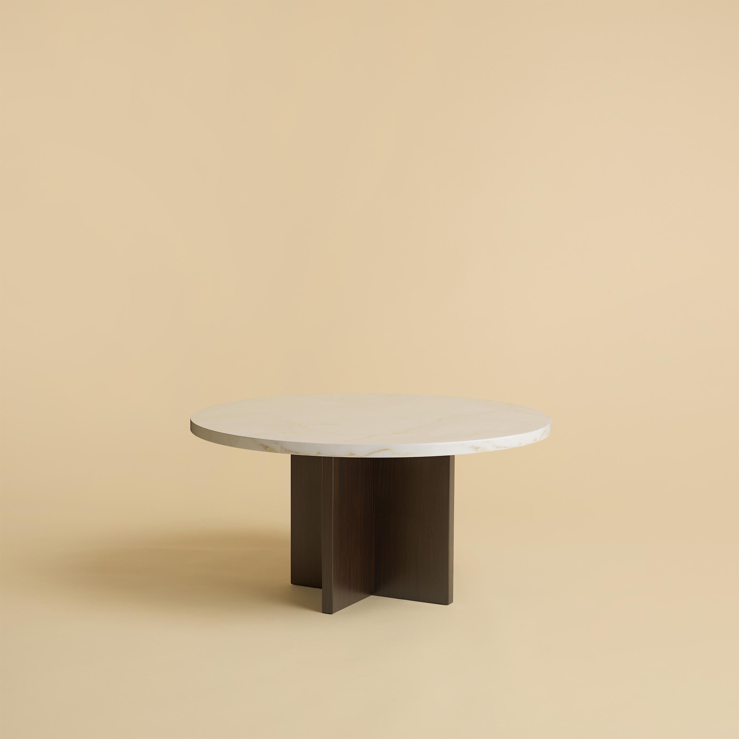 Table basse Tinian en or Calacatta et chêne fumé par Lebanto
Dimensions : L 60 x P 60 x H 31 cm
MATERIAL : Marbre, bois.

Lebanto est l'expression d'une identité, une tapisserie de rêves tissée à partir des fils de leur vie. Leur parcours a commencé