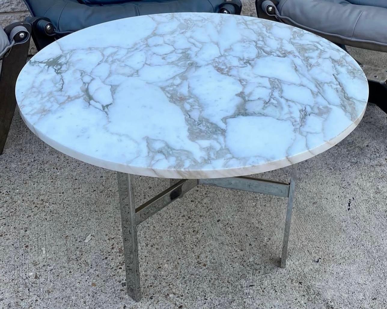 Vintage 1970's Round Polished Calacatta Green Marble Heavy Chromed Steel Base Coffee/ Large Side Table !
• Le marbre est blanc avec des nuances de beige,
gris et vert. Très bon état, comme on peut le voir.
Message avec des questions 