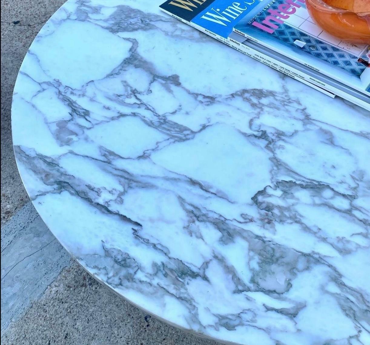 Mid-Century Modern Table d'appoint Calacatta en acier chromé, marbre vert et blanc et base en X en vente