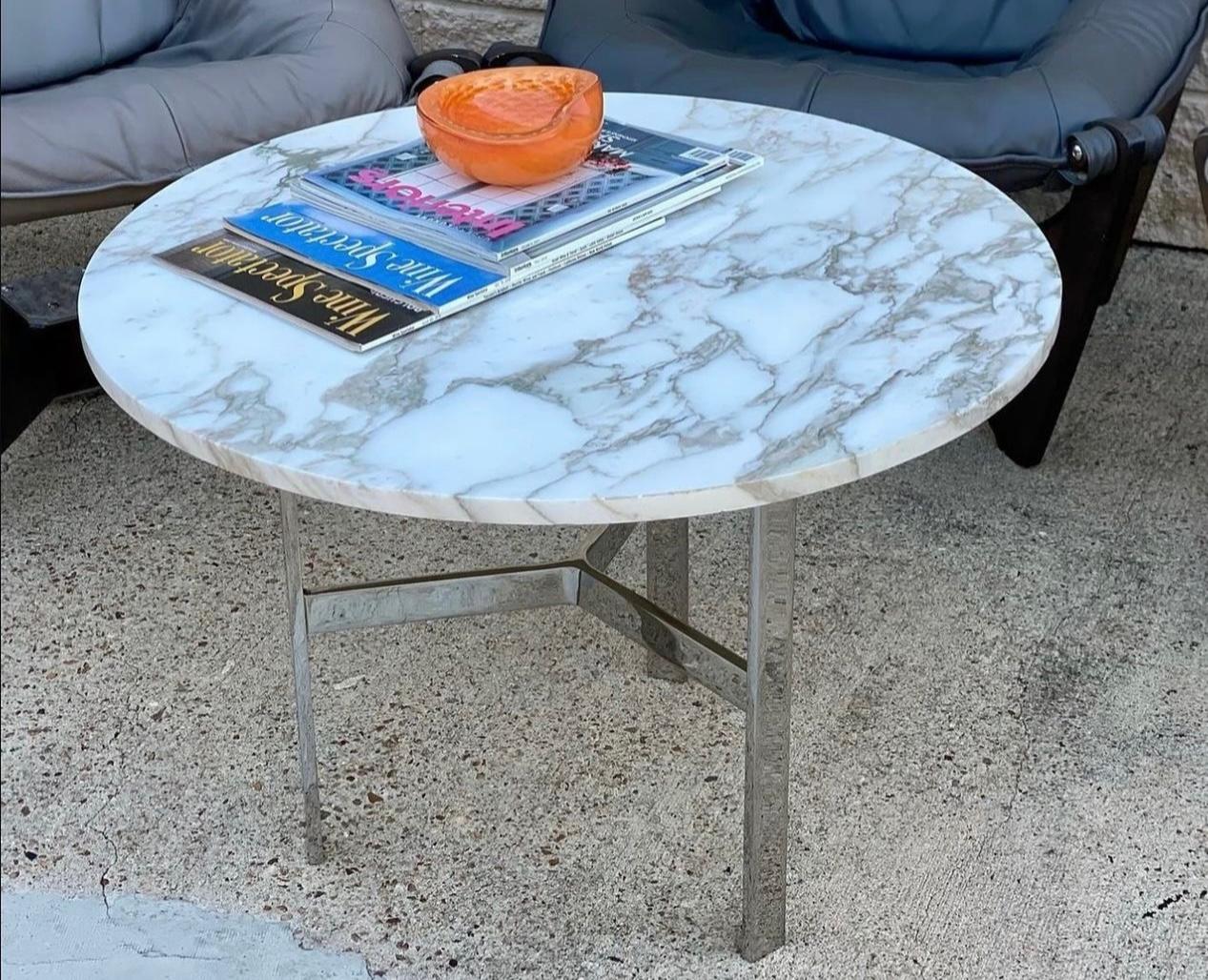 italien Table d'appoint Calacatta en acier chromé, marbre vert et blanc et base en X en vente
