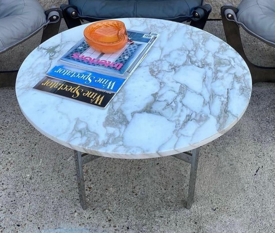 Poli Table d'appoint Calacatta en acier chromé, marbre vert et blanc et base en X en vente