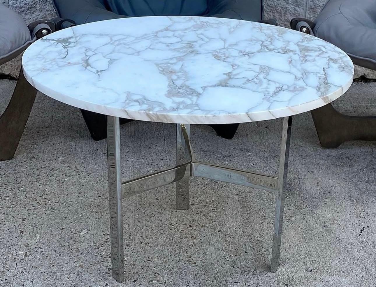 Acier inoxydable Table d'appoint Calacatta en acier chromé, marbre vert et blanc et base en X en vente
