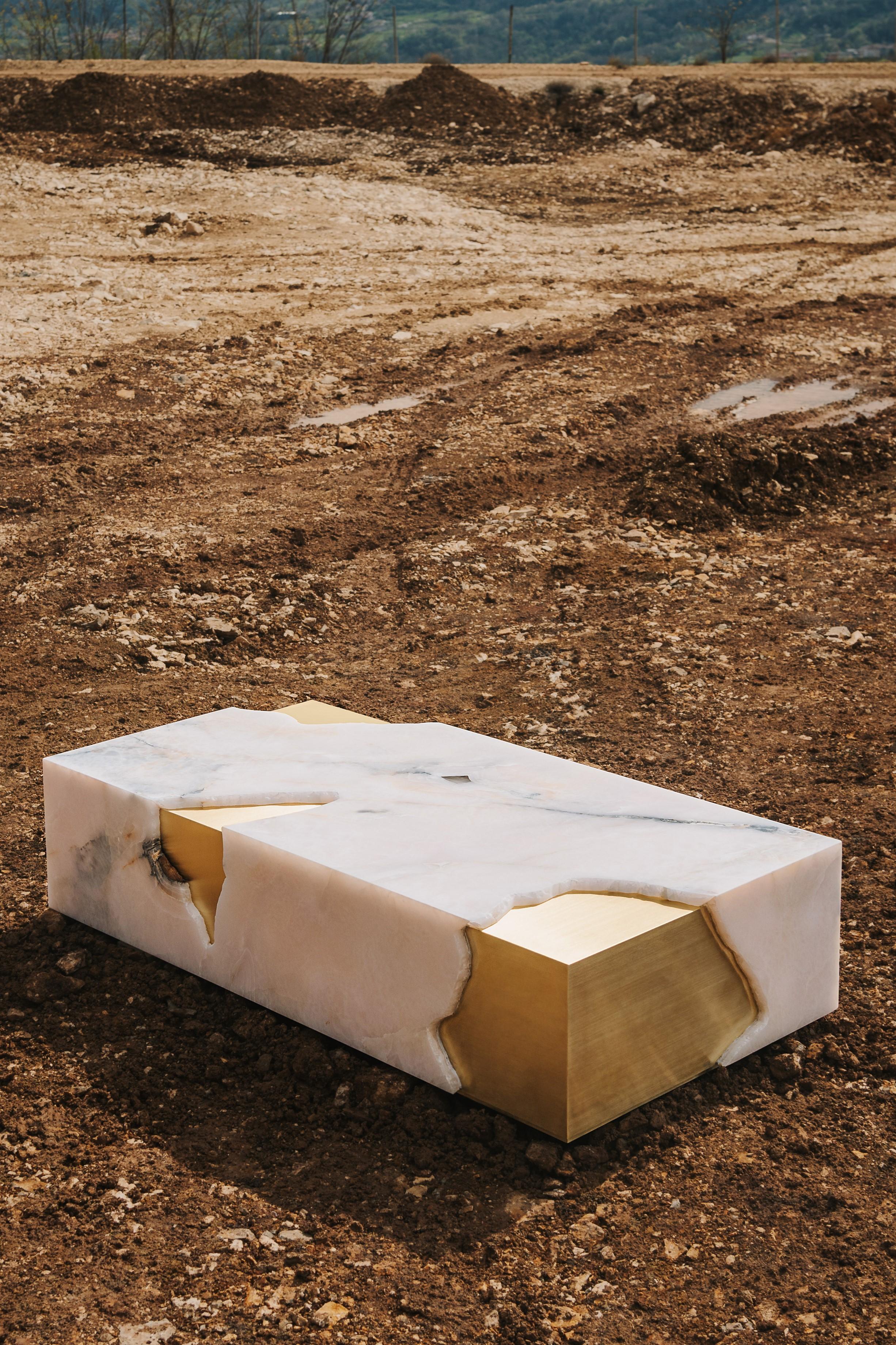 Trasforma il tuo spazio abitativo in un capolavoro scultoreo con lo straordinario tavolino da caffè Arthur Marble, dove l'artigianato monumentale del marmo incontra l'innovazione del design contemporaneo in un'armonia mozzafiato.

Il nostro Arthur