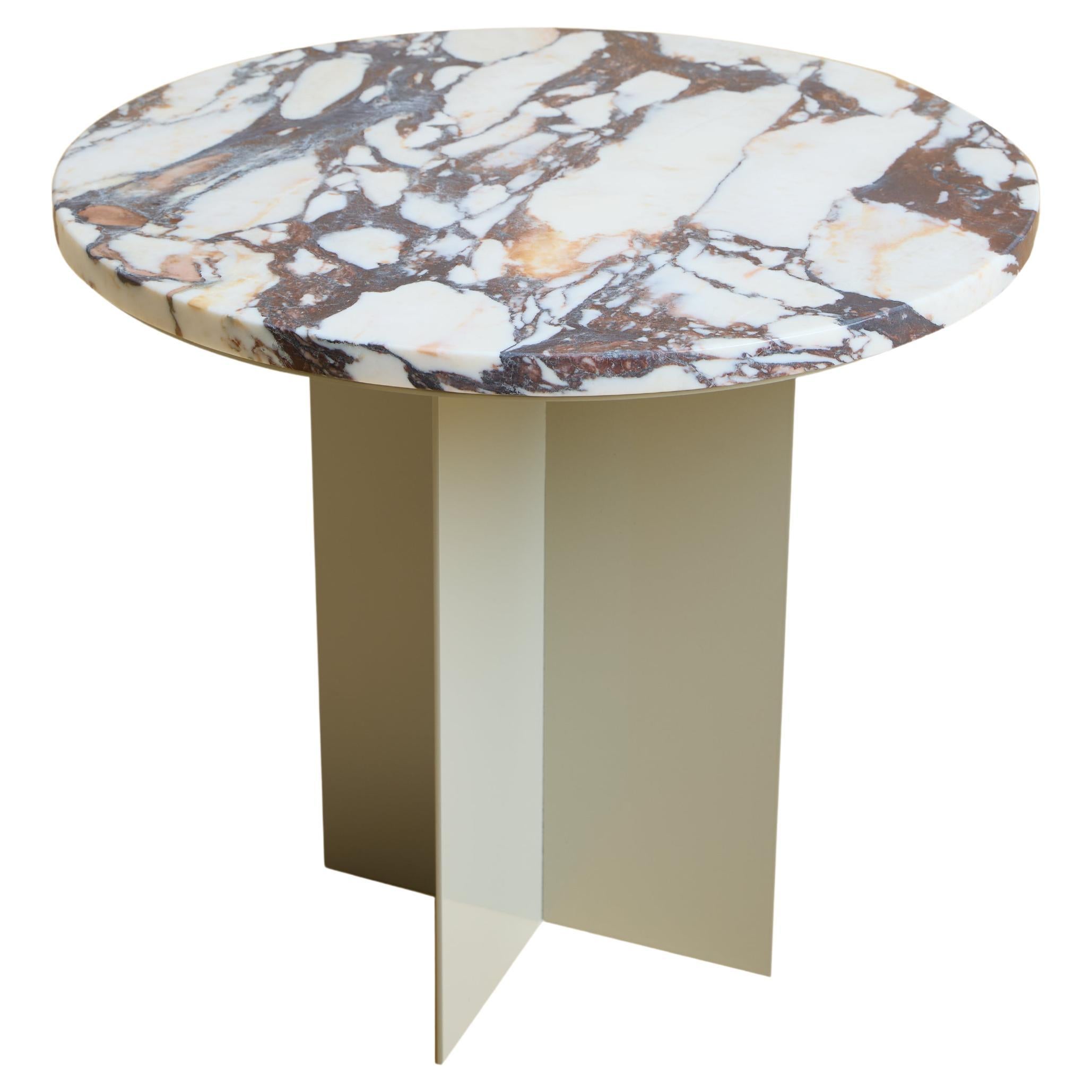 Beistelltisch aus Calacatta-Marmor und Metall, hergestellt in Italien im Angebot