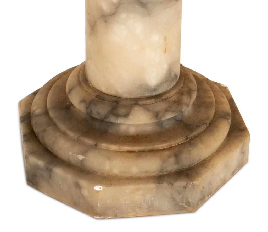 Calacatta Marmor Säule Pedestal (Neoklassisch) im Angebot