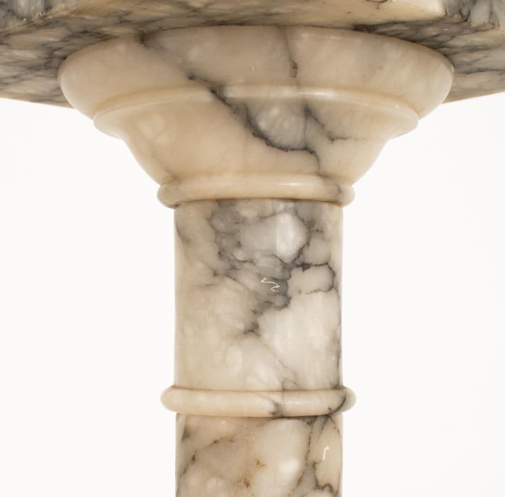 Calacatta Marmor Säule Pedestal (Unbekannt) im Angebot