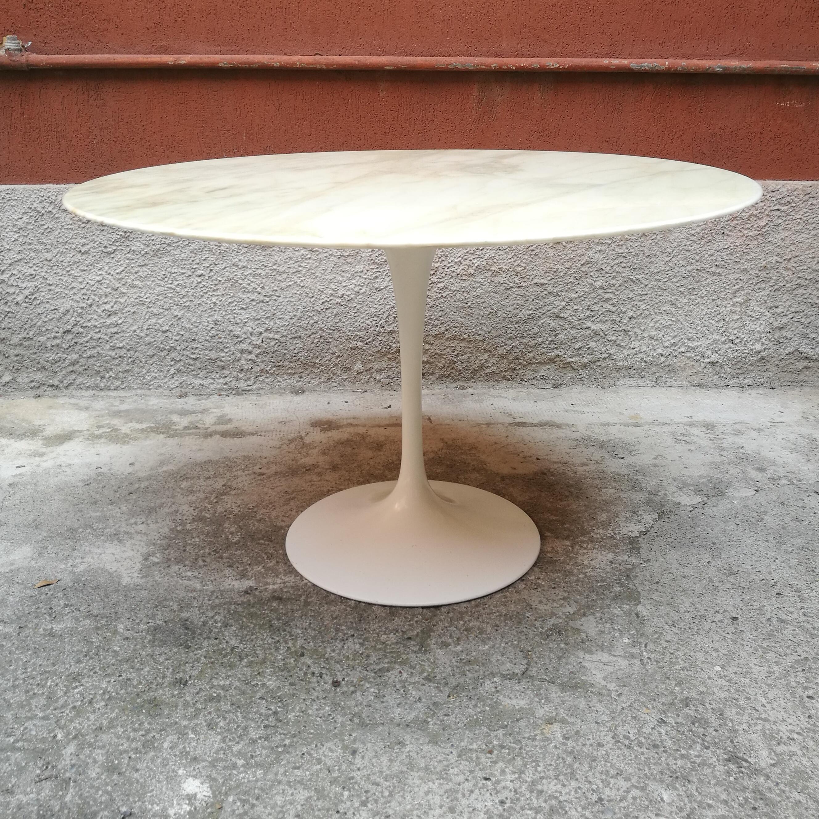 Calcutta marble dining table, by Eero Saarinen for Knoll, 1973
Gold Calcutta marble round table by Eero Saarinen for Knoll, from 1973. It comes from a luxurious house of Milan, full of rare and authentic pieces like him, from Italian and European