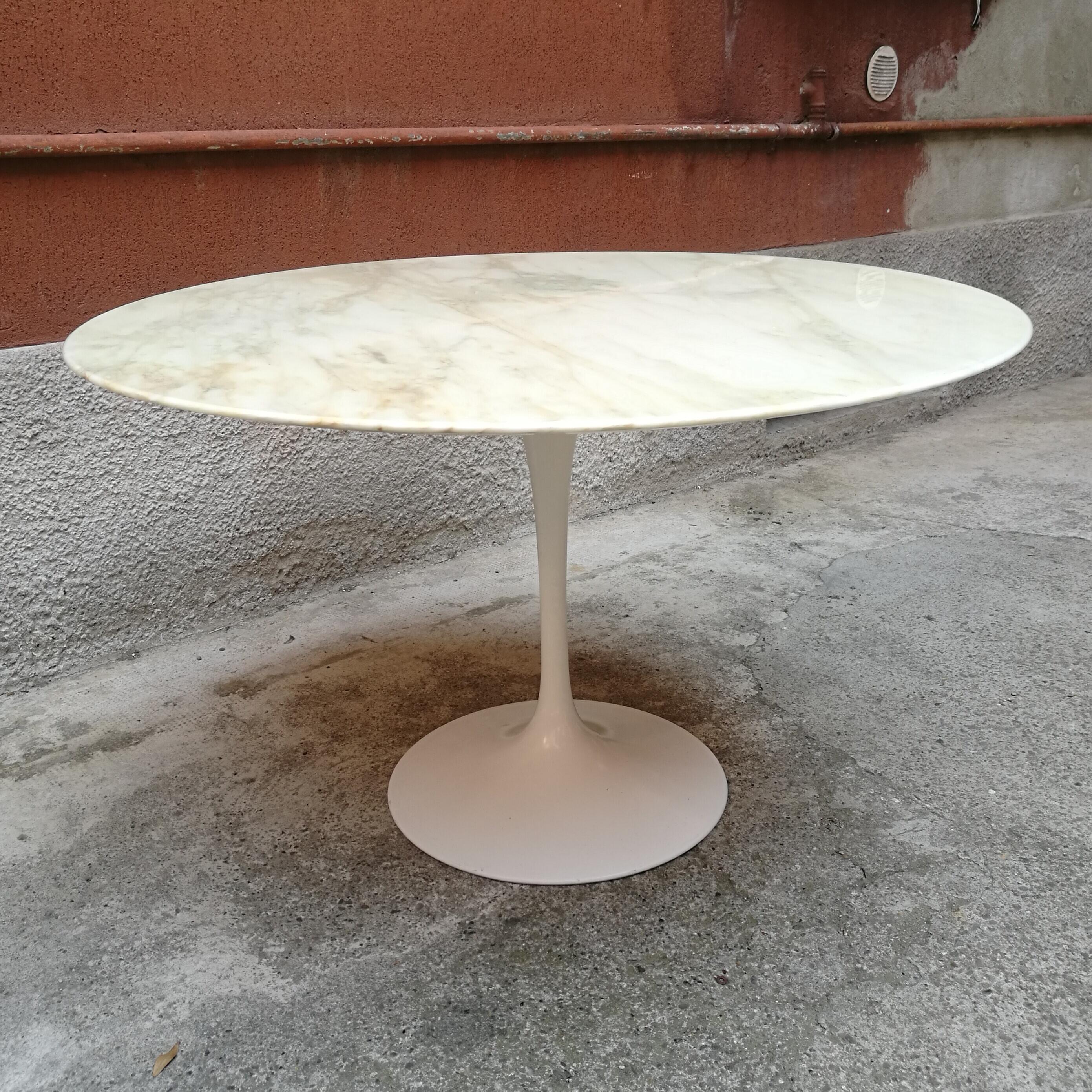 Late 20th Century Calcutta Marble Dining Table, by Eero Saarinen for Knoll, 1973