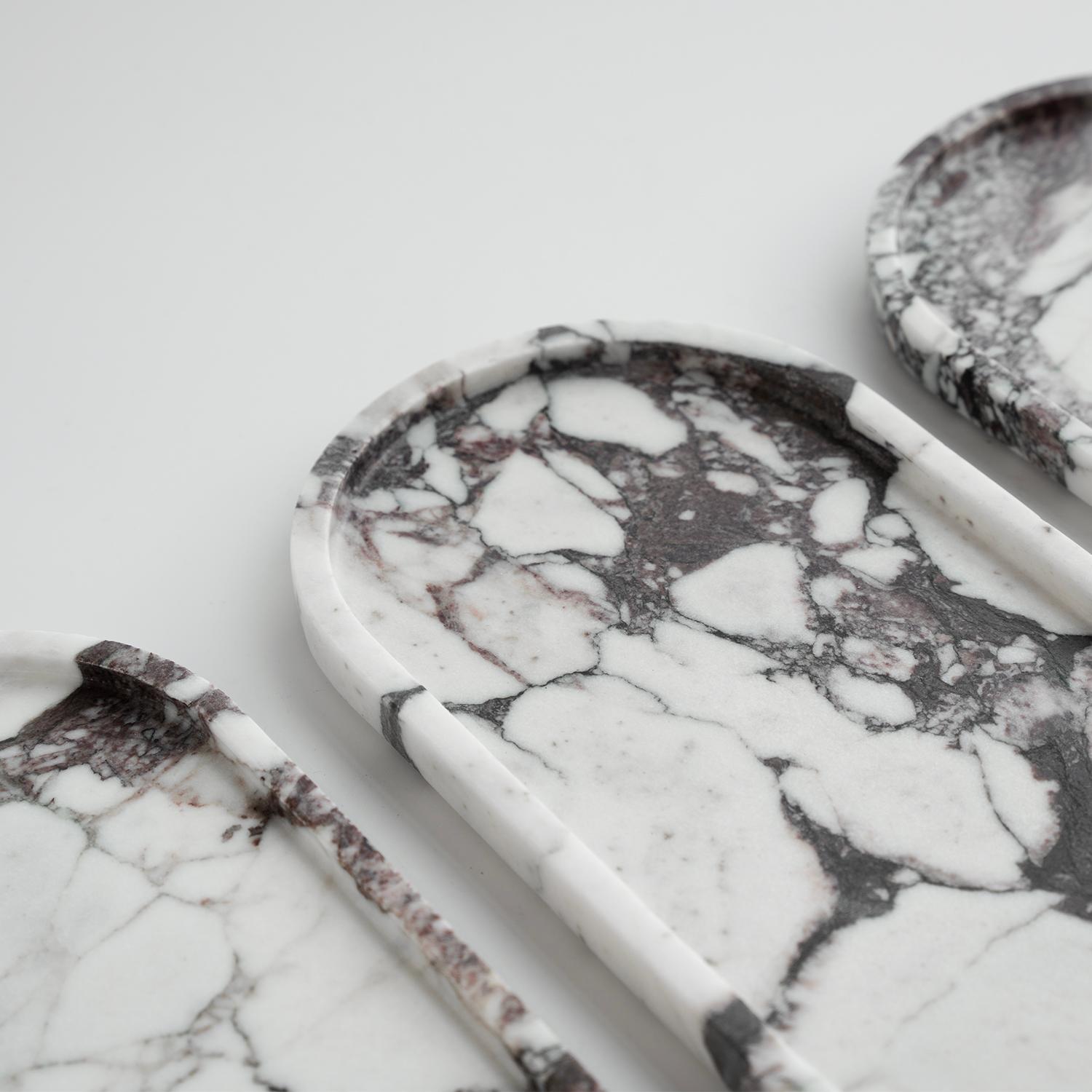 Ovales Tablett aus Calacatta-Marmor im Angebot 1