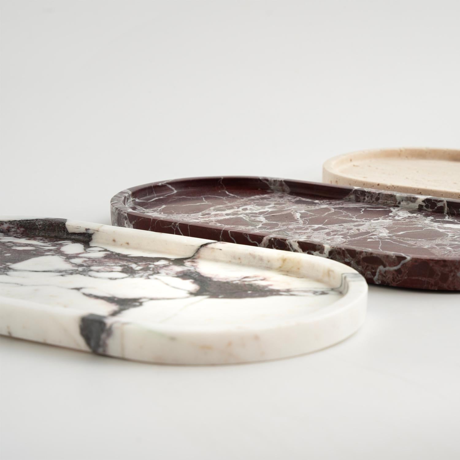 Ovales Tablett aus Calacatta-Marmor im Angebot 3