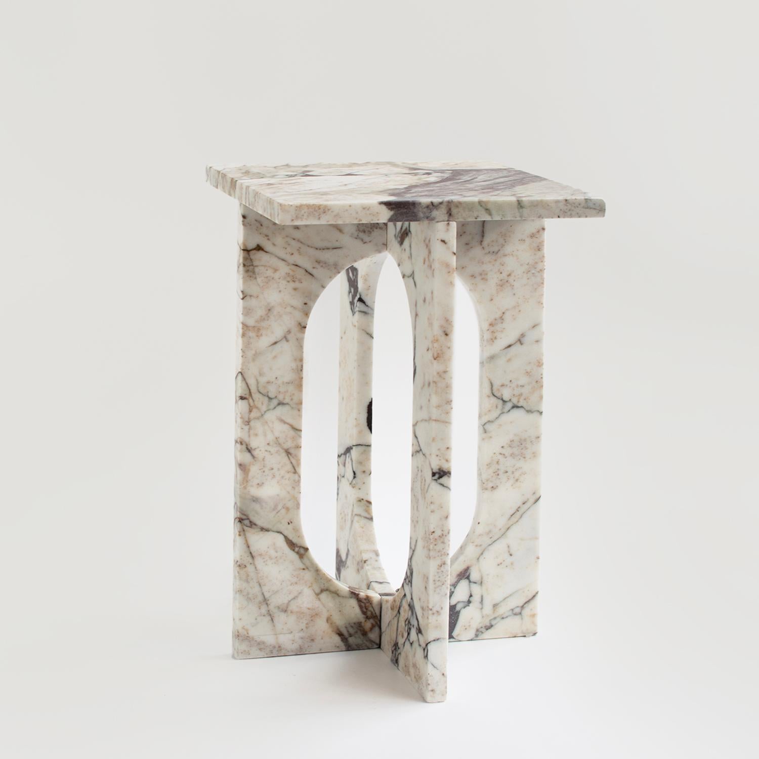Table d'appoint BOND en marbre Calacatta -  La table d'appoint Bond évoque la simplicité avec son design moderne et épuré. Fabriquée en marbre adouci, cette pièce constitue un ajout élégant à tout espace grâce à ses lignes sophistiquées et épurées