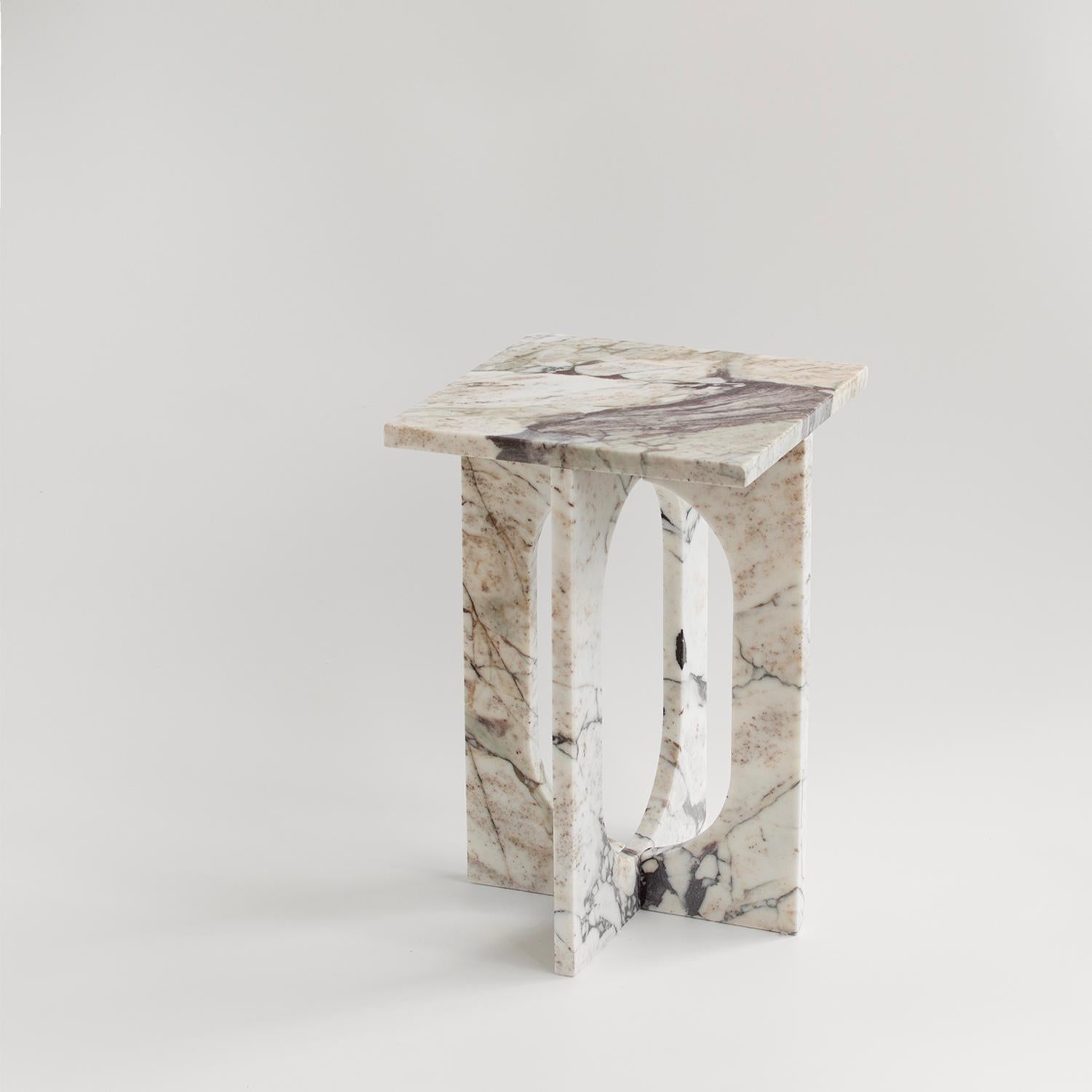 Moderne Table d'appoint en marbre Calacatta 