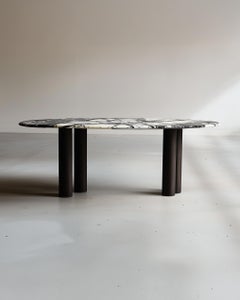 Scrivania “Oni” in Calacatta Viola e ottone annerito di Slash Objects