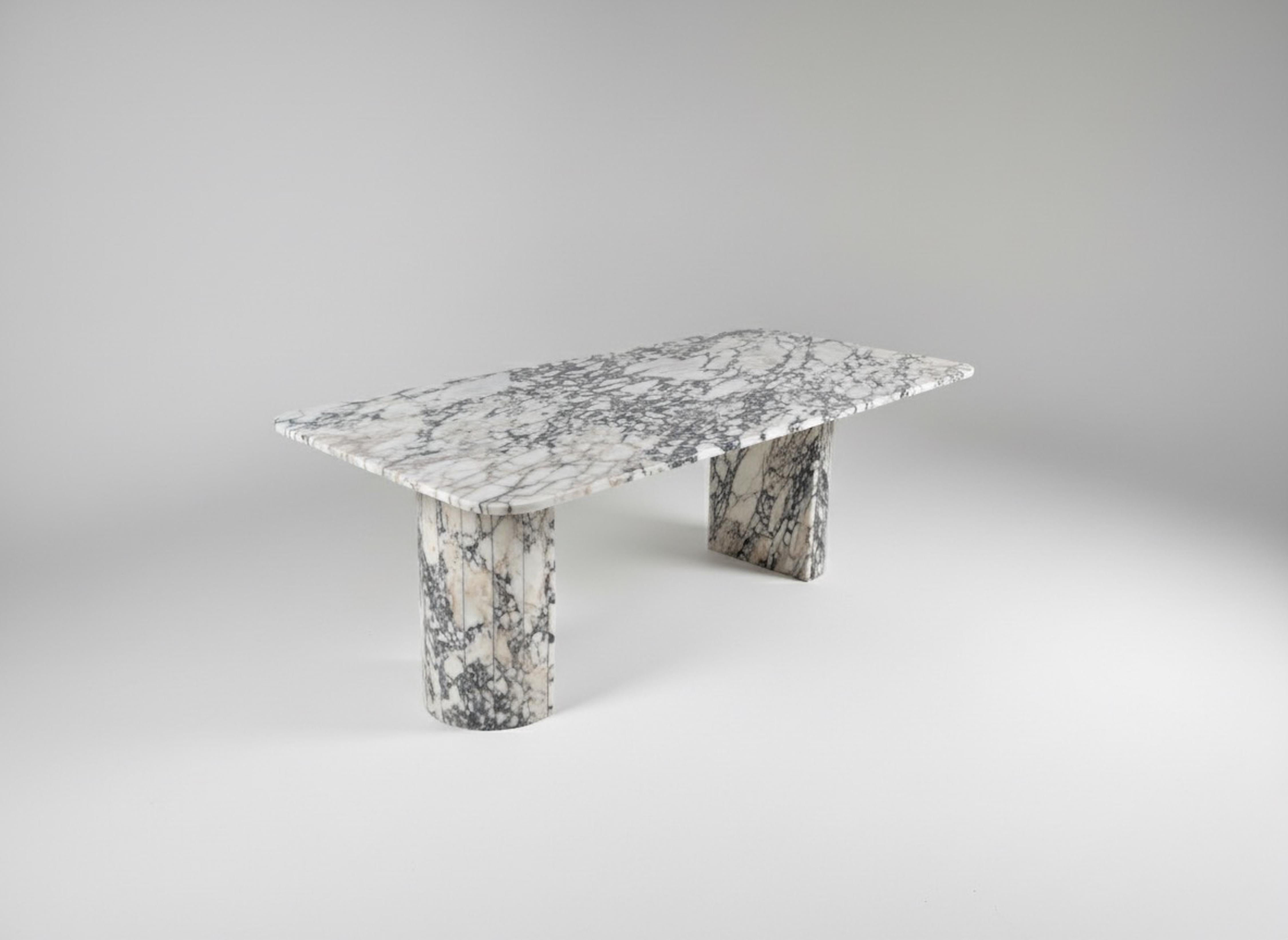 TABLE DE SALLE À MANGER EN MARBRE CALACATTA VIOLA

Type de marbre : Marbre Calacatta Viola
Dimensions : 75