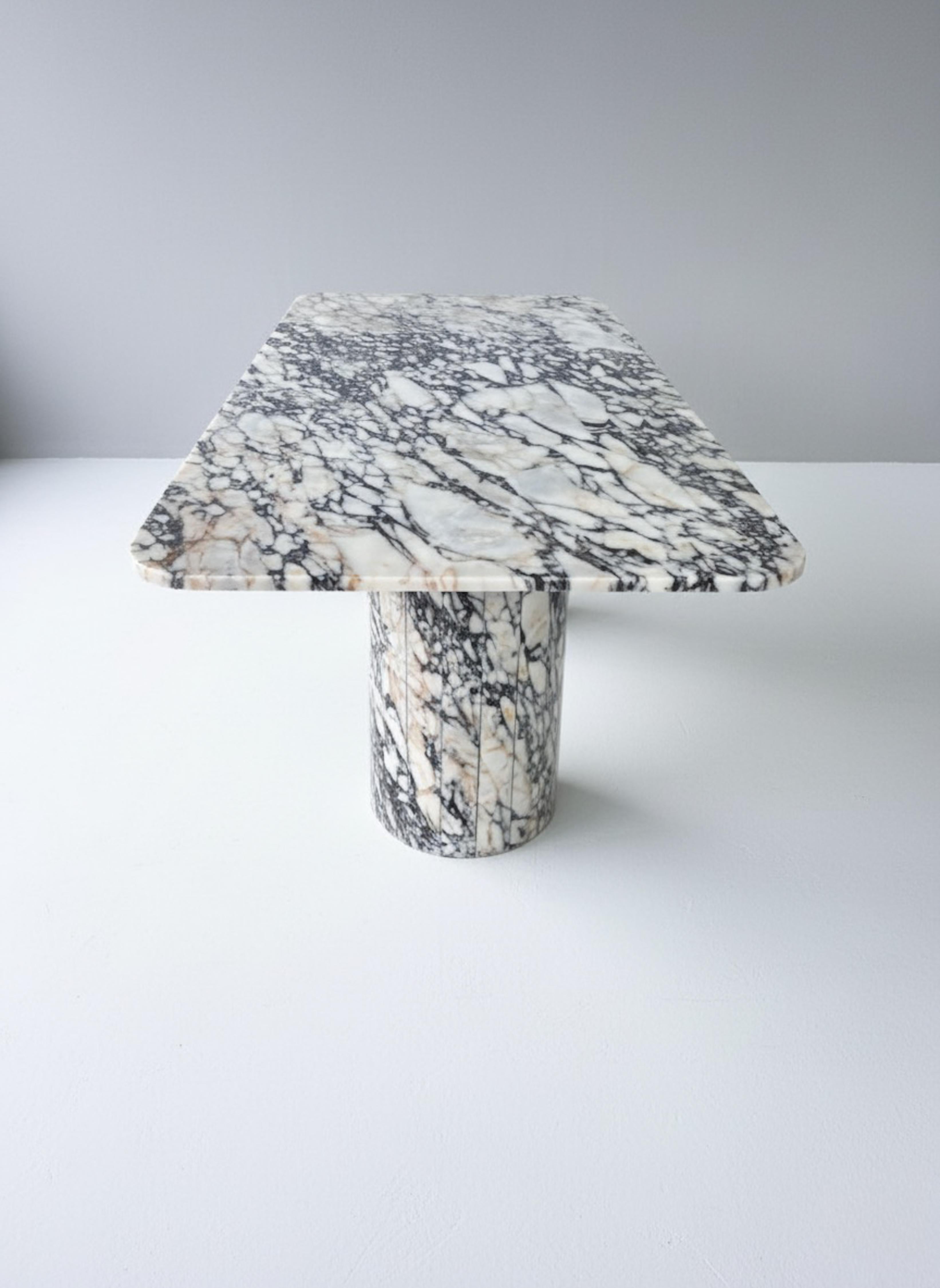 Sculpté Table de salle à manger en marbre Calacatta Viola - Table à base de marbre en vente