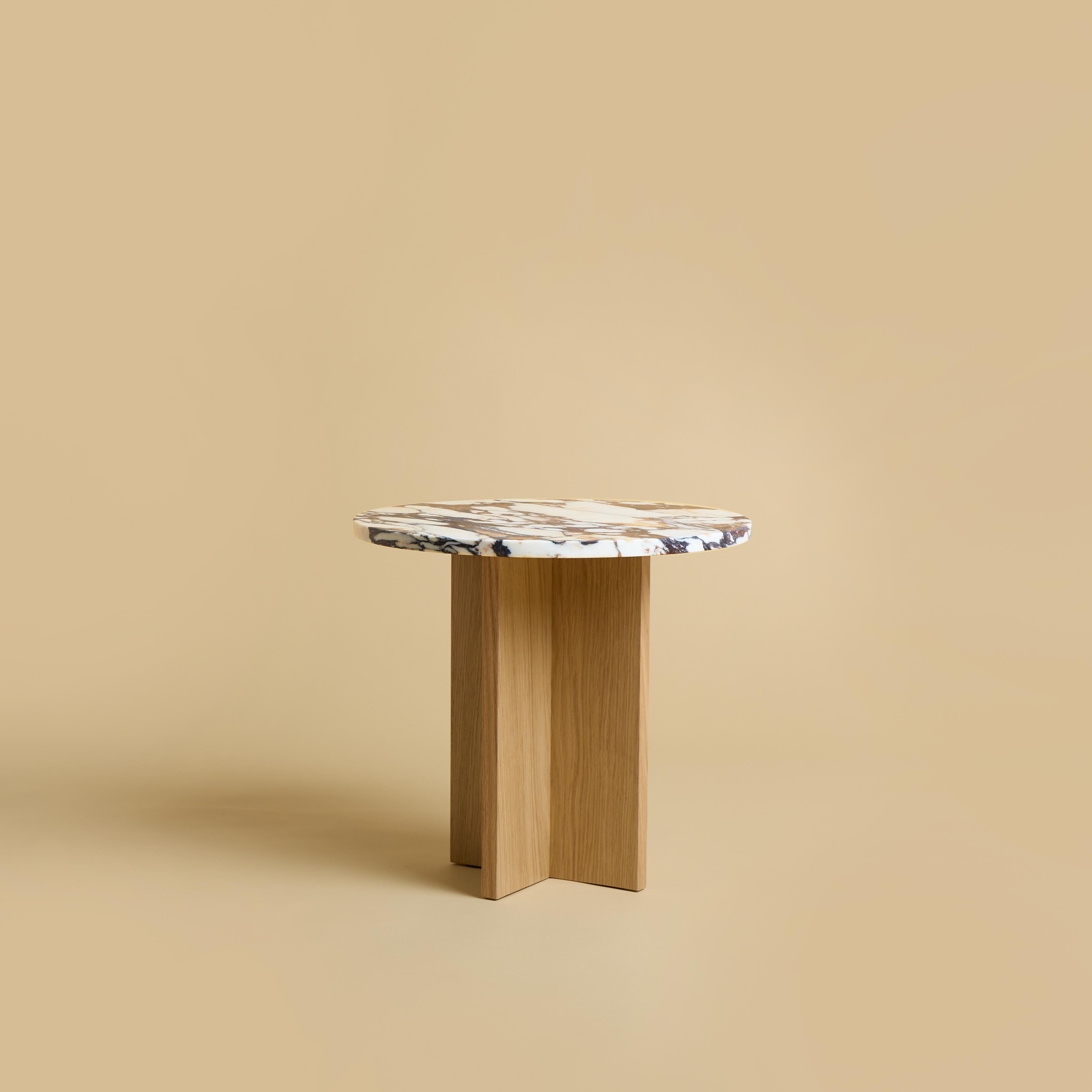 The Sherman coffee table is produced with an oak wood base and Calacatta Viola marble top from Tuscany region. The top is circular and 45cm in diameter, while the base is obtained by gluing oak planks perpendicular to each other.
The piece is