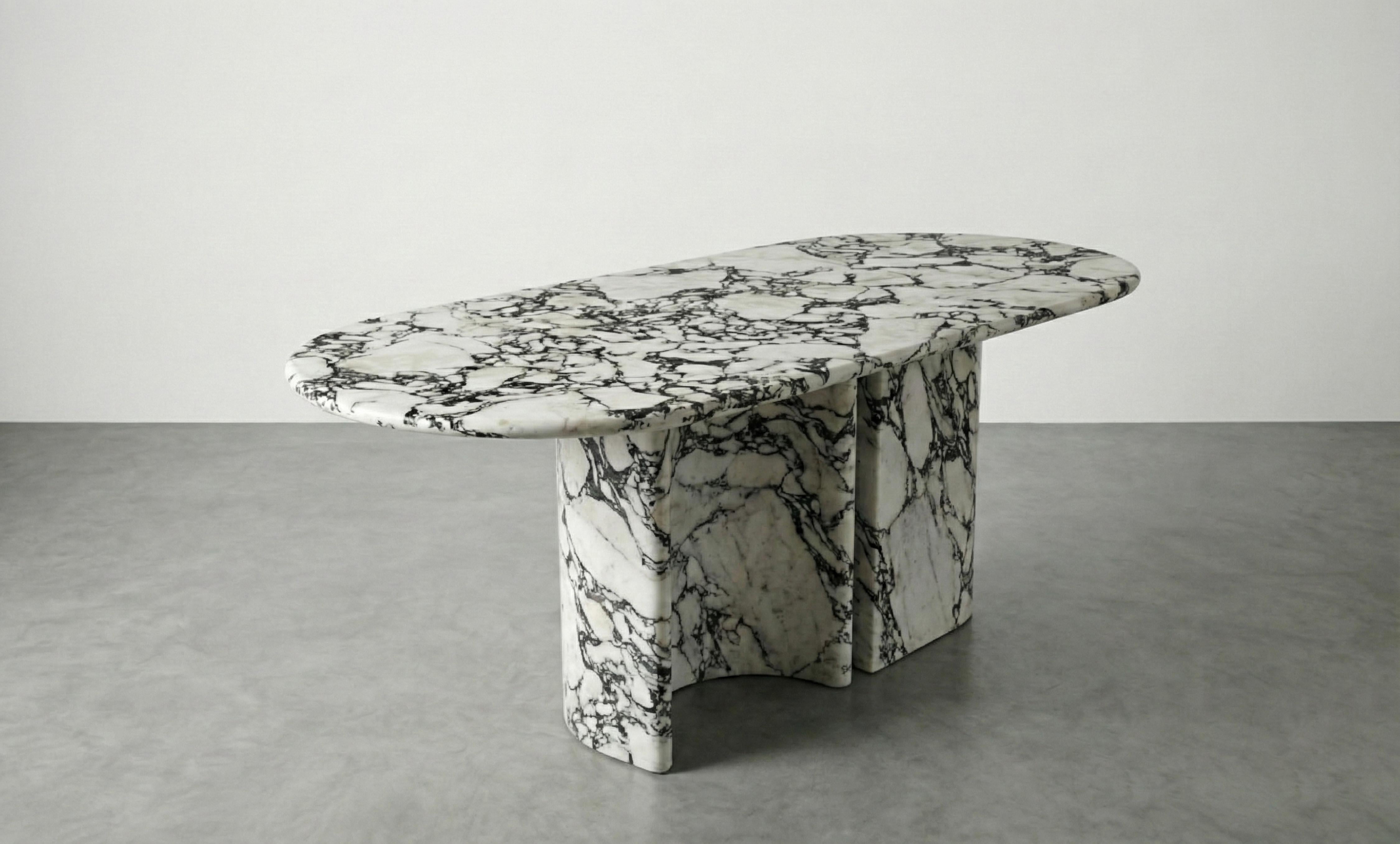 Turc Calacatta Viola Marble Dining Table with Sculptural Stone Base - Monolith Table en vente