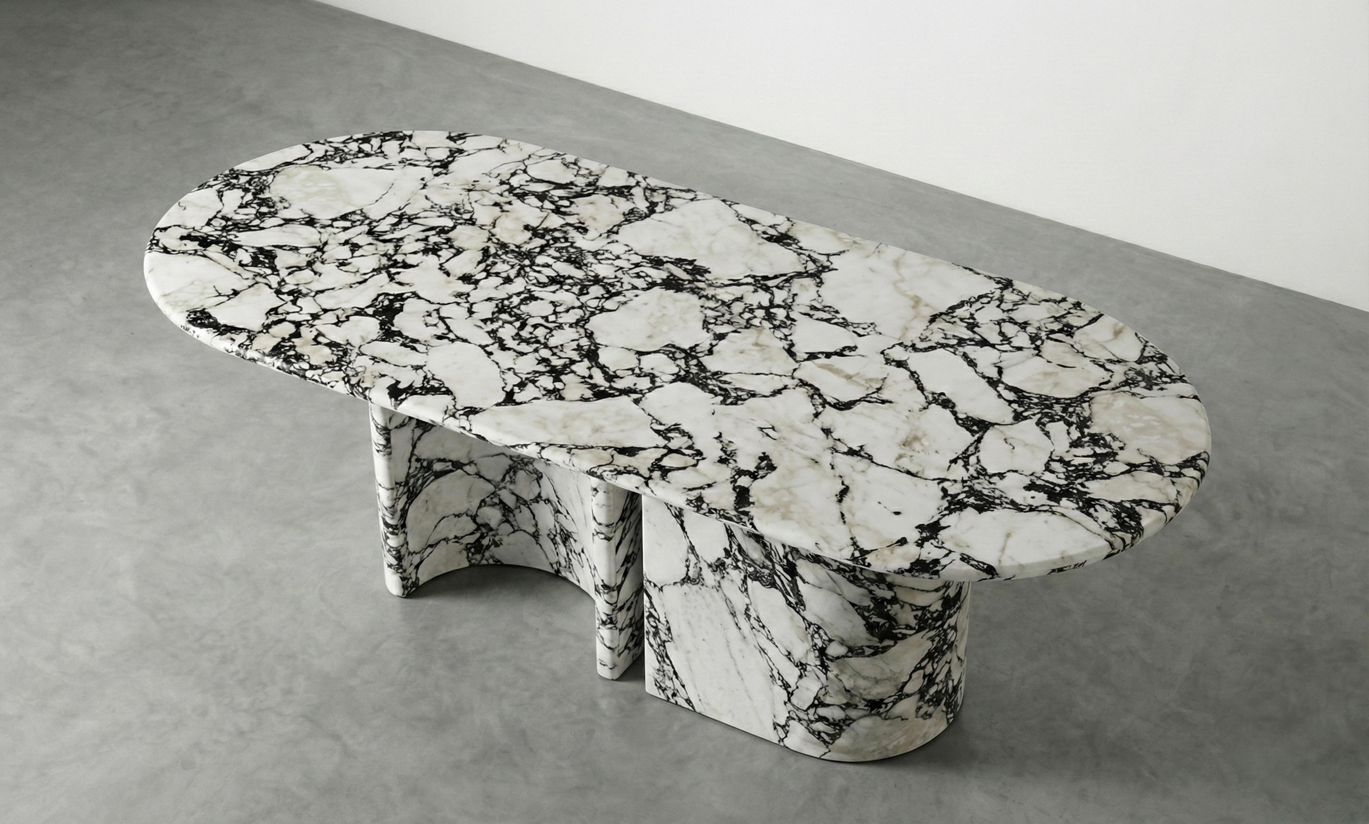 Sculpté Calacatta Viola Marble Dining Table with Sculptural Stone Base - Monolith Table en vente