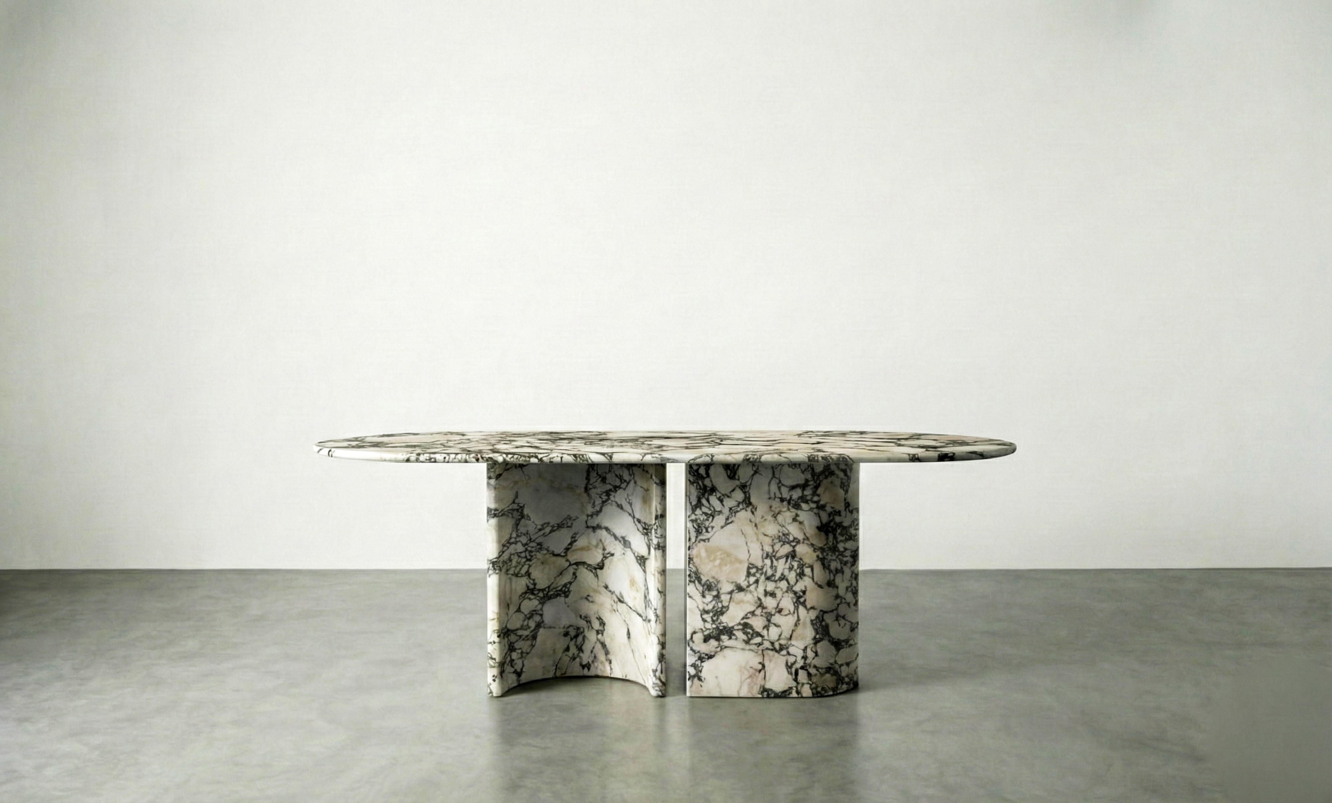 Calacatta Viola Marble Dining Table with Sculptural Stone Base - Monolith Table Neuf - En vente à İnegöl, TR