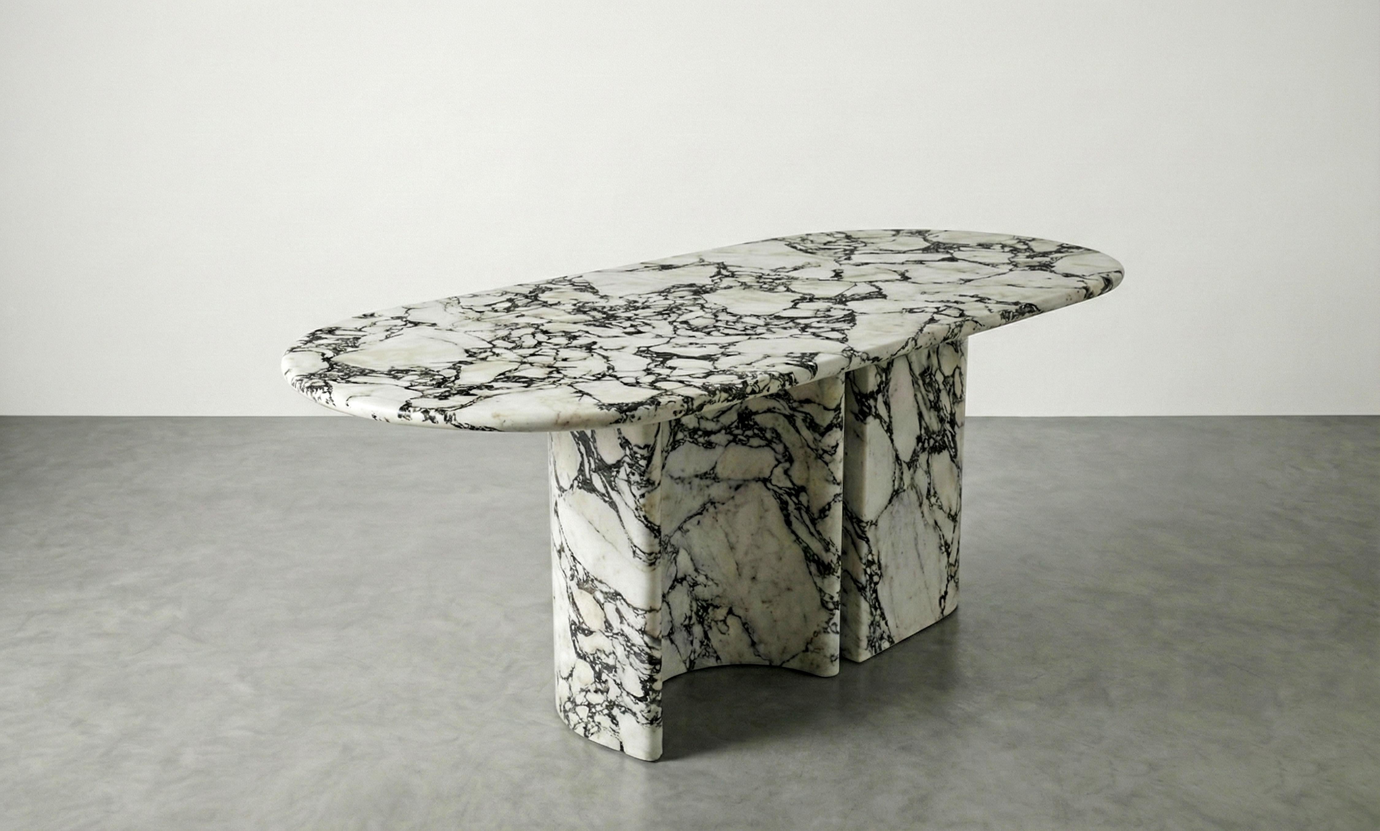 XXIe siècle et contemporain Calacatta Viola Marble Dining Table with Sculptural Stone Base - Monolith Table en vente
